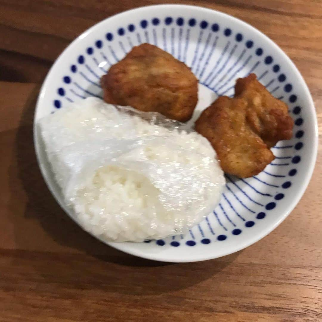 山本ゆりさんのインスタグラム写真 - (山本ゆりInstagram)「材料3つのおやつ﻿ ﻿ 【豆腐とかぼちゃのドーナツ】　﻿ ﻿ かぼちゃ﻿ 絹ごし豆腐﻿ ホットケーキミックス﻿ ﻿ これだけで作れるドーナツ。（仕上げの砂糖は任意です。でも絶対まぶした方が美味しい)←ほな材料4つやろ﻿ ﻿ (揚げ油もいるわ。もう5つやわ)﻿ ﻿ かぼちゃはレンチン、豆腐も水切り無しでいけるんで簡単。なによりほんまに美味しいです‼️フワフワで止まらない。オールドファッション系じゃなくてディーポップ系。(ディーポップの食感まちまちやろ。オールドファッションも入ってるわ) シュガーレイズドとかそっち系の食感。﻿ ﻿ 揚げるのだけ手間ですが、はねたり揚げ油が汚れたりしないんで、唐揚げとか天ぷらより断然楽。優しい甘さのおやつなんで、良かったら。 ﻿ 材料(一口サイズ約20〜25個分)﻿ かぼちゃ　皮と種をとって100g﻿ 絹ごし豆腐　150g(3段重ねで売ってるの1個)﻿ ホットケーキミックス　150g﻿ ﻿ ホットケーキミックスが1袋200gなら﻿ 絹ごし豆腐200g﻿ かぼちゃ　130gくらい﻿ ﻿ 森永、SHOWAのホットケーキミックスなら卵不使用なので卵アレルギーの方でも食べられます(※一応表示見てください。卵と同じ工場で…とかはあると思うので)﻿ ﻿ ①耐熱容器に3〜4cm角に切ったカボチャを入れ、600Wのレンジで5分ほどチン。簡単に潰せるくらい柔らかくなってたら水気を切って皮を外し、フォークで潰して冷ます。(冷まさないと揚げた時パンクします)﻿ ﻿ ②ボウルに①と豆腐を入れて泡立て器でよく混ぜ、ホットケーキミックスを加えてさっくり混ぜる。﻿ ﻿ ③フライパンに揚げ油を2センチほど入れて170度くらいに熱し、②を濡らした手で丸めて落とすかスプーン2本で丸めて落とし、両面こんがり揚げて油を切る。砂糖をまぶして完成！﻿ ﻿ ★さつまいもでもできます。﻿ ﻿ ★豆腐とホットケーキミックスだけでもできます。(豆腐150にホットケーキミックス200くらいが作りやすい) ﻿ ★ドーナツは揚げ焼きするとめちゃくちゃ油吸って油っぽく仕上がったり、焦げても中は生だったりするので、油だけは多めに使ってください。﻿ ﻿ ★悔しいからその後天ぷらとかいろんなもん揚げてる。若干ドーナツの甘みとオレンジ色が油につくけど、気にせず唐揚げとかフライドポテトに使ってる。﻿ ﻿ #レシピ #簡単レシピ #おうちごはん #料理 #おやつ #お菓子 #ホットケーキミックス　#ホットケーキミックスレシピ #ドーナツ #ドレミファ #一度会ったら友達で #毎日会ったら兄弟だ　#は？﻿ ﻿ 2枚目は実際の私の最近のおやつ。冷凍の唐揚げと冷凍しようとして包んだご飯。﻿ ﻿ ﻿」11月17日 11時50分 - yamamoto0507