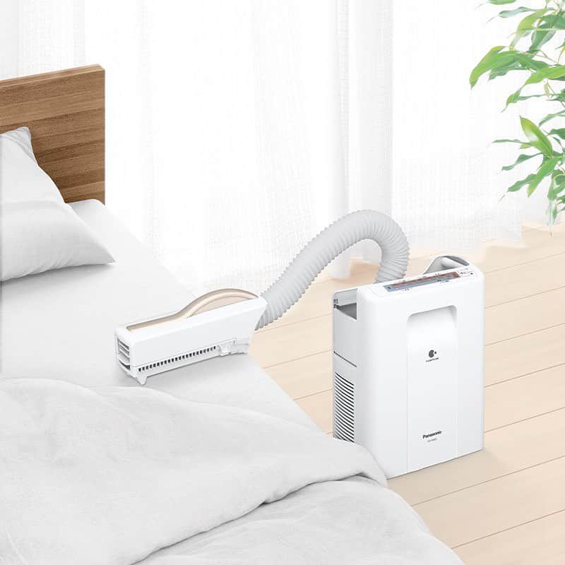 Panasonic ふだんプレミアムのインスタグラム：「【ヒンヤリふとんをポッカポカに✨】 . 「冬の夜、眠るときにふとんが暖かかったら気持ちよく眠りにつけそう...！」 . そんなときはふとん暖め乾燥機を使えば、短時間でポ～ッカポカに！ さらに #ナノイー で気になる枕のニオイや頭皮臭を脱臭◎ ノズルをふとんの間にさすだけでかんたんにセットできます🙆‍♀️ . --------------------------------- この冬、ポッカポカのおふとんで寝たい方必見！ ふとん暖め乾燥機 <マットなしタイプ> FD-F06X2 https://panasonic.jp/futon/products/FD-F06X2.html --------------------------------- . #寒さに備えるあたためグッズ #冬 #ふとん暖め乾燥機 #ふとん #寝具 #足元の冷え #身体の冷え #暖房 #睡眠 #最高のぐっすり #熟睡 #癒し #丁寧な暮らし #入眠 #快眠グッズ #生活 #ライフスタイル #日常 #暮らし #おうち #おすすめ家電 #暮らし上手 #便利アイテム #便利グッズ #パナソニック家電 #家電 #パナソニックと暮らす #パナソニック #panasonic」