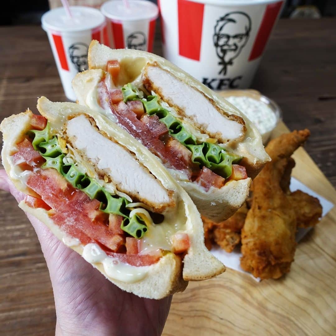 ケンタッキーフライドチキンのインスタグラム：「KFCの骨なしケンタッキーとお野菜を一緒にパンでサンドすればオリジナルサンドの完成✨ みなさんもKFCのチキンと、好きな具材をパンにはさんだオリジナルサンドづくりに挑戦してみて下さいね♪ こちらの素敵なお写真は @miyuki.meshi.ac さんに撮影していただきまいした。 ・ ケンタッキーフライドチキンの公式アカウントです。 当アカウントをフォロー後、「#ケンタフォト 」のハッシュタグをつけて投稿していただくとリポストさせていただくこともあります💕 また、ストーリーズでのお写真も「 @KFC_japan 」をつけていただくとご紹介させていただくことがございます❣是非、みなさんの素敵な投稿をお待ちしております🎵 ・ ・ #ランチ #ランチセット #今日のランチ #お昼休み #ランチ部 #ランチタイム #ファーストフード #がっつり #ジューシー #おいしい #肉好き女子 #骨付きチキン #🍖 #🍗#ケンタッキー #ケンタッキーフライドチキン #ケンチキ #ケンタ #フライドチキン #チキン #カーネルサンダース #kfc #アレンジレシピ #アレンジ #ケンタッキーアレンジ #ホットサンド #サンド #おうちごはん #おうち時間」