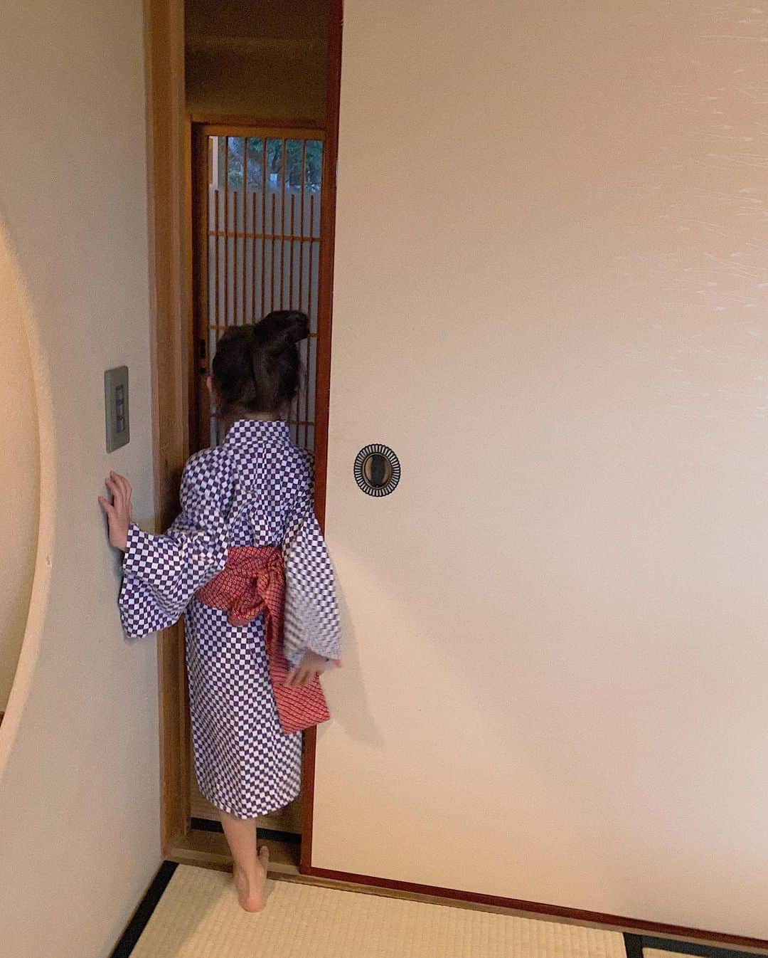 翁安芸さんのインスタグラム写真 - (翁安芸Instagram)「つんつるてんな浴衣の娘❤️子どもの浴衣姿ってかわいいな🥰 #箱根 #強羅花壇 #hakone」11月17日 11時54分 - akinyc
