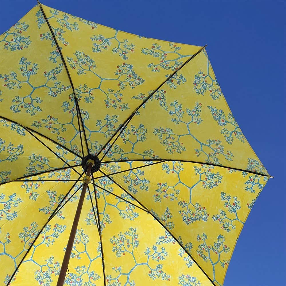 手紙社さんのインスタグラム写真 - (手紙社Instagram)「【「新しいオンラインフェスティバル・布博」出展者紹介：イイダ傘店】﻿ オーダーメイドで1本ずつ傘をつくる「イイダ傘店（@iidakasaten）」が今年も布博に登場！　大人っぽい押し花や、ころんと丸みを帯びた形が可愛いそら豆、くすっと笑える明太子など数々の魅力的なデザインは、主宰・イイダヨシヒサさんが描くイラストから生まれます。普段は傘や小物に使われているこれらのテキスタイルを、今回は特別に販売してくださりますよ。ぜひお気に入りの生地をゲットして、手芸に勤しむ冬を過ごすのはどうでしょう？﻿ ﻿ ▶︎詳細はプロフィール「@textilefabrics」のリンクより公式サイトへ！﻿ ﻿ ＜「新しいオンラインフェスティバル・布博」開催概要＞﻿ 出展者によるオンラインミーティング開催期間：2020年12月14日（月）〜19日（土）﻿ オンラインショップ開設期間：2020年12月14日（月）〜26日（土）﻿ ※出展者によって開設期間が異なります﻿ 会場：新しいオンラインフェスティバル・布博 公式サイト﻿ ﻿ ◎「新しいオンラインフェスティバル・布博」は3本立て！﻿ 1. オンラインミーティング（番組）﻿ 出展者のアトリエ紹介や制作工程、作品への愛などを出展者からリアルタイムで直接聞くことができる番組を配信。﻿ 2. オンラインショッピング﻿ 出展者による新作や、ここでしか買えない限定作品、もちろん、定番商品も購入することができます！﻿ 3. ライブ番組﻿ ミーティング最終日に豪華アーティストによる音楽ライブや、スタイリストによるファッションコーディネートやお悩み相談会を生中継でお届けします！﻿ ﻿ #手紙社#手紙舎#tegamisha#布博#nunohaku#zoom#zoom講座#オンライン講座#オンラインイベント#オンライン#オンライン配信#オンライン開催#新しいオンラインフェスティバル#新しいオンラインフェスティバル布博#イイダ傘店#テキスタイル#textile」11月17日 12時01分 - tegamisha