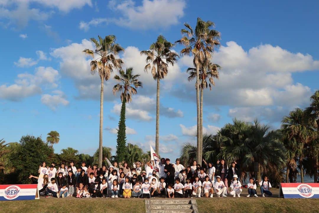 RENA のインスタグラム：「私が代表を務めるダンススクールREP Performance Stage宮崎校主催のイベントREP fes2020を日曜日に開催🌊 ． 真夏日の様なイベント日和の中、宮崎が誇る美しい海とパームツリーを背景に素晴らしい時間となり無事終了いたしました🌴🌊 ． 今年は皆でビーチヨガ、クラスナンバーダンスショー、インストラクターダンスショー、ゲストダンスショー等シンプルな内容にしましたが、本当に盛り上がりました🌴☀️✨ ． 集まって頂いた皆様、サポート頂いた保護者の皆様、素晴らしいパフォーマンスを披露してくれたレッスン生の皆様、ありがとうございました☀️✨ ． ． 来年も更に盛り上げていけるようスタッフ一同サポートして参ります😊✨ ． ． 改めてのレポは @rep_miyazaki アカウントよりアップさせていただきますね✨ ． ． 皆と会えて本当に嬉しかったし✨ ． 宮崎の良さを改めて活かし伝える事ができて最高の時間になりました✨ ． ． #repfes2020 #beach #hometown #danceshow #palmtree #wave #ダンススクール宮崎 #宮崎ダンススクール #野外フェス #ビーチ」