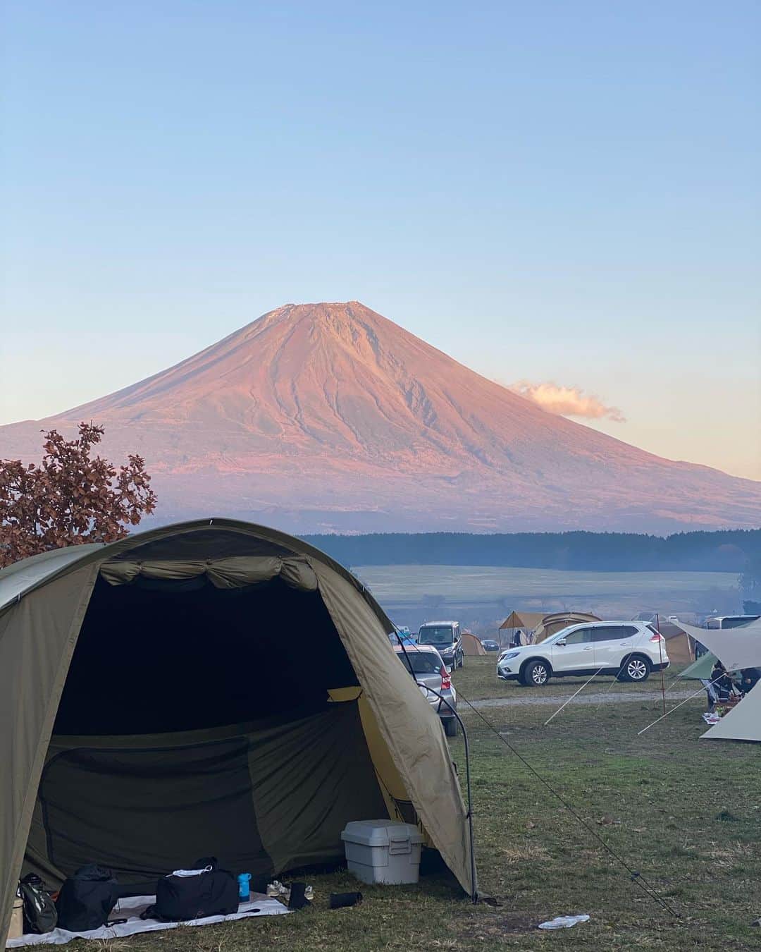 堀舞紀のインスタグラム：「🏕 . . . #赤富士 . . . 赤富士を始めて見たょ🙌🏾〜 . . かっちょよかった〜 眺め最強！！ . . またもや 地元のほんわかメンバーと のキャンプでした♡ . . 楽しい事ありすぎて、 動画みかえしてばかりで 引っ越しがまったく はかどりませーん🤪 . . でも 寒すぎて生還したのが 奇跡！！ . . ダウンの二枚重ね と石油ストーブと 焚き火二箇所… . それでもブルブル🥶 . . 次はテントの中で 宴を行うことにします🙃 . . #camp #流行りすぎて #これ予約したの８月 #冬キャンプの防寒着  #冬キャンプ」