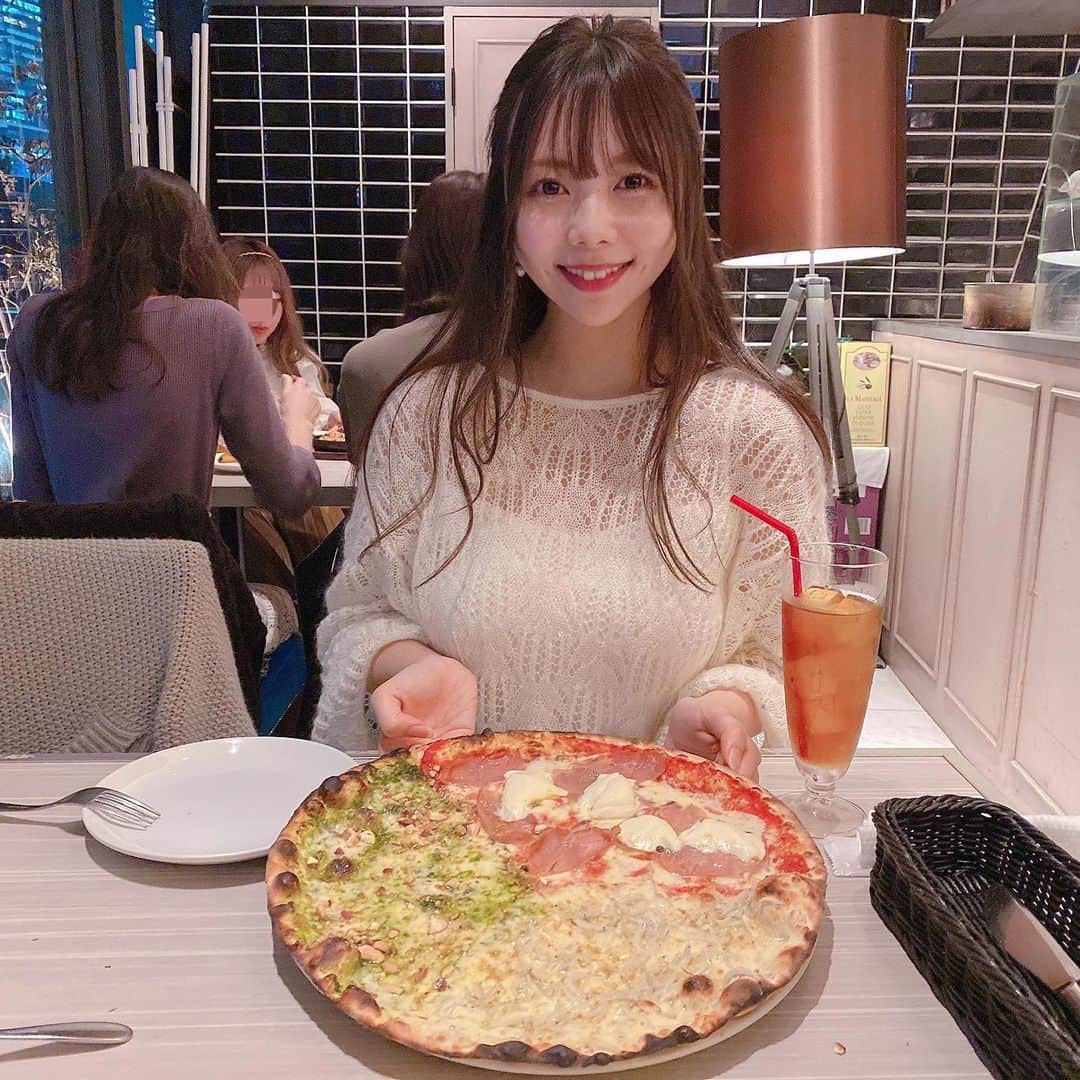 西村季里子のインスタグラム：「・  いつもサラダランチを 食べに行くお店でディナー🍽  ピザを3種にしてくれて 最高に美味しかった🥺🍕❤️  お昼のサラダももちろん美味しいけど、 それ以外も初めて食べたけど（笑） どれも驚くほど美味しかった…🙏🏻  ちなみに、 ランチにも毎回出てくる フォカッチャが一番好き🍞（笑）  #ランチ#サラダ#ディナー  #渋谷#イルリトローボ  #ilritrovo#pizza#pasta  #ピザ#パスタ#フォカッチャ #一番好きなレストラン #follow#followｍe」