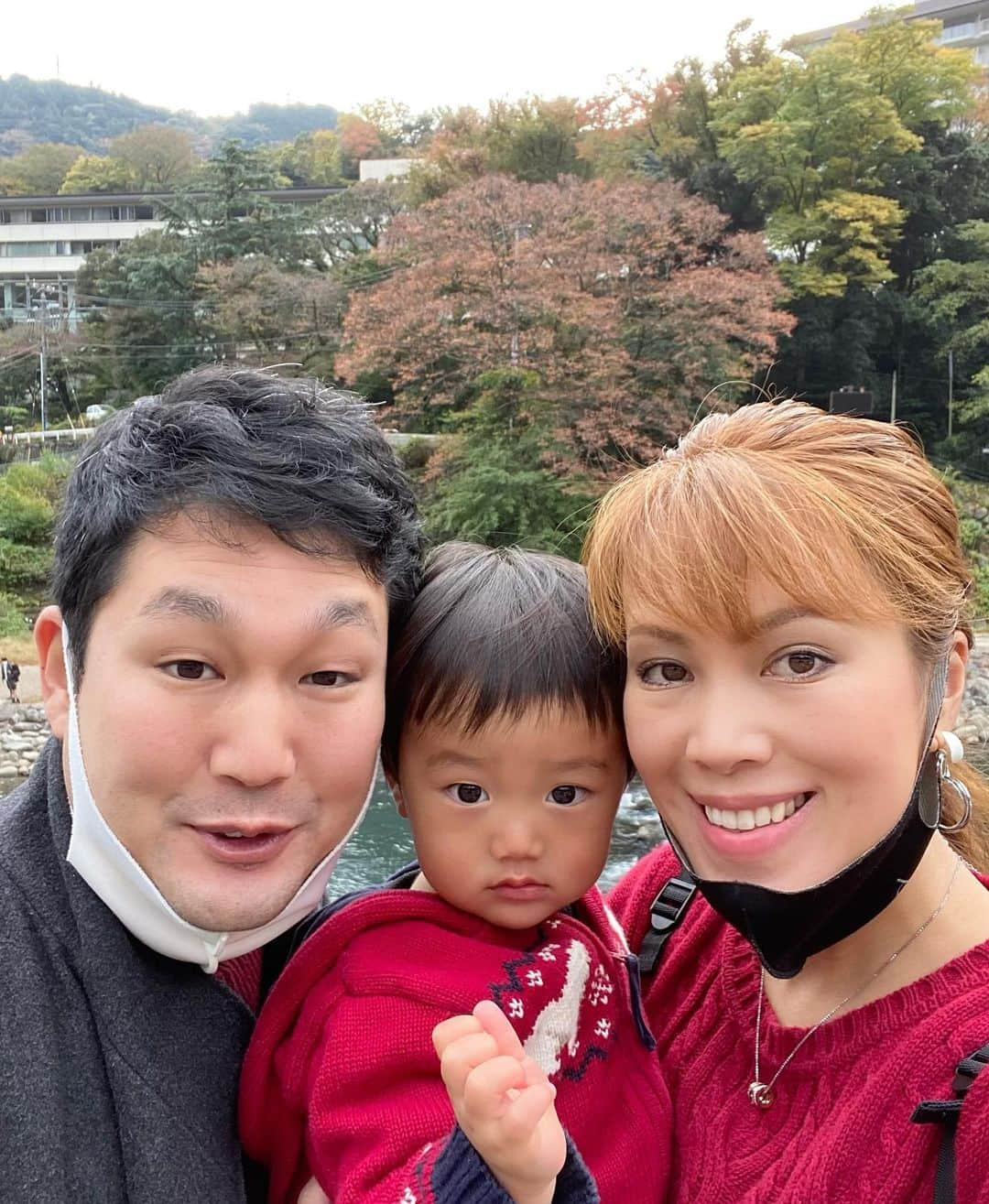 輝良まさとさんのインスタグラム写真 - (輝良まさとInstagram)「・ 前後しましたが週末の土日で主人のご家族と箱根旅行に行ってきました❤️ ・ goto travelを利用したのでとてもお得にホテルに宿泊することができ、お天気にも恵まれとても楽しい旅になったので、転勤前に皆さんといい思い出ができました✨ 真那人もみんなに相手してもらってご機嫌で楽しそうにしていたし、ご飯も自分の好きなものばかり食べいて（おにぎり・パン・唐揚げ・ウインナーなど栄養パランスなんてあったもんじゃなかった…笑）さぞご満悦だった事と思います😅笑 初めて着た浴衣もとっても可愛かった😍 7枚目の貫禄ょ😂笑 ・ またみんなで旅行に行こうね😊❣️  ・ ・ ・ #家族旅行#gototravel#箱根#ホテルおかだ#楽しかった#思い出#レインボーベビー#レインボーベビー真那人#令和元年ベビー#6月生まれ#1歳#1歳5ヶ月#赤ちゃん#赤ちゃんのいる生活#ままのて#ママリ#ベビフル#可愛い#愛おしい」11月17日 12時02分 - kirahama0703