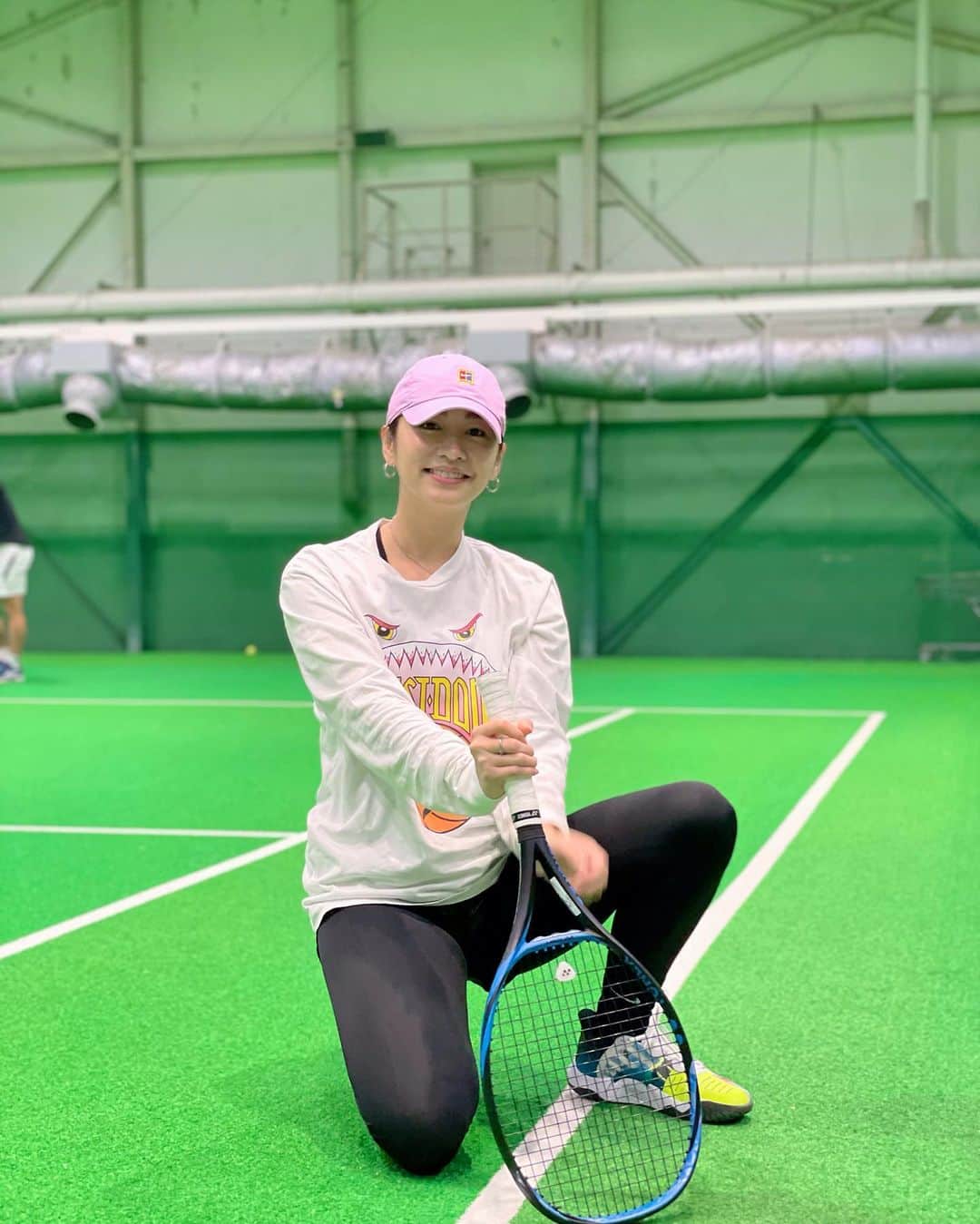 のインスタグラム：「最近は週2でやってます🎾 褒められたら伸びるタイプです☺️🎾💜w  写真は @new_fukumari  が携帯のポートレート機能で インスタグラマーぽく撮ってくれた みならいますー😂👍  #趣味#テニス#テニスクラブ#テニス好きと繋がりたい#shirokanetennisacademy #🎾#tennis #ポートレート機能すごい」