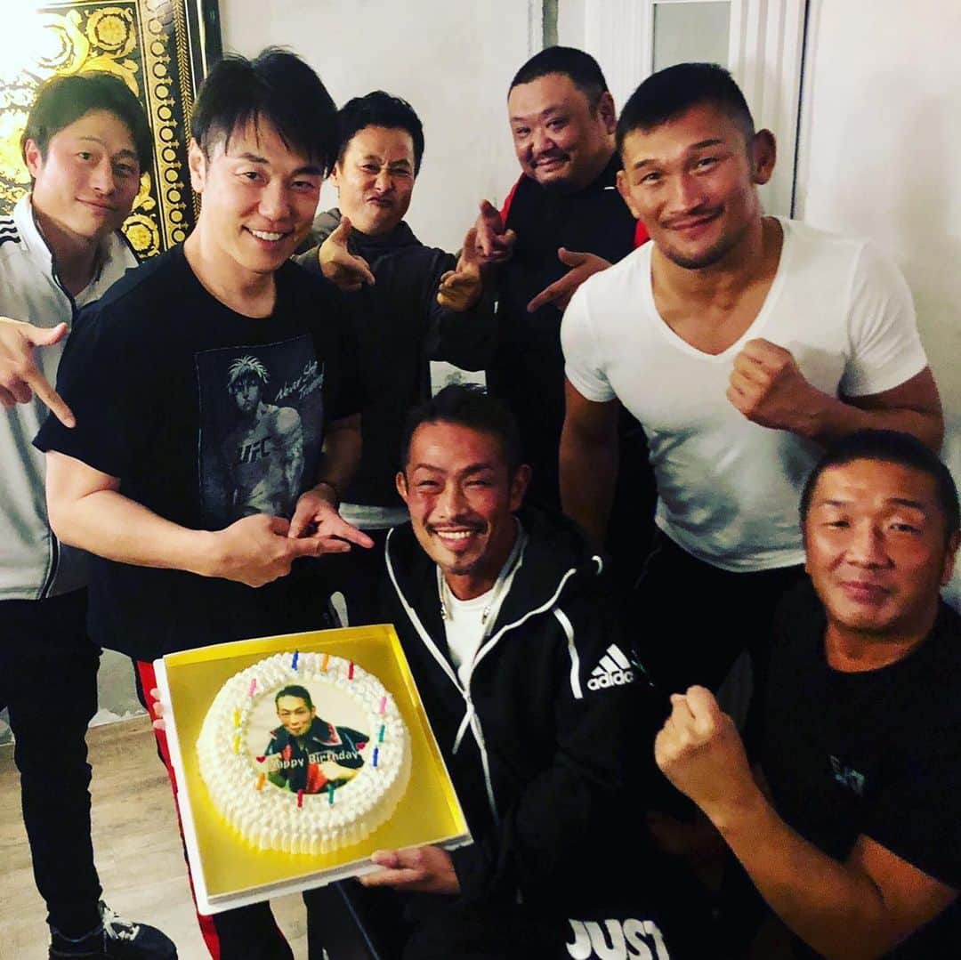 ストラッサー起一のインスタグラム：「昨日は宇佐美さん主催でUp Startの藤村会長の誕生日会に行って来ました。 場所は宇佐美さんが最近作った プライベートBARの【ロカヒ】ハワイ語で絆と言う意味です。 宇佐美さん、仲間達だけが使える安全でお洒落な空間🎶 こう言う空間は貴重過ぎます。 そして知らない人とも会わずに済むのでコロナ対策も万全👍 皆で藤村会長の誕生日祝いながら美味しい ヒレ肉など沢山食べてめちゃくちゃ楽しかったです😋 改めて藤村会長、お誕生日おめでとうございます㊗️ そして宇佐美さん、皆さんに昨日はありがとうございました。  おす！」