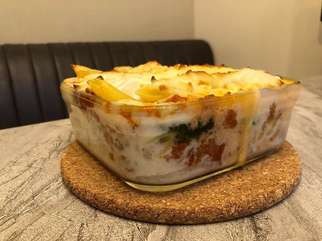 のインスタグラム：「クキパパのレシピを参考にラザニア👩🏼‍🍳  夫が好きな料理の1つ🌟 1回に1人でこれを全部食べちゃう🤣👏🏽 沢山食べてもらえると作りがいがあるよね💕  海外のチートデイ動画に出て来そう🤣  バター🧈たっぷりだから私は...🙊  #おうちごはん #晩御飯 #晩御飯の記録  #料理記録 #クッキングラム #クキパパ #レシピ動画 #ラザニア #オーブン料理」