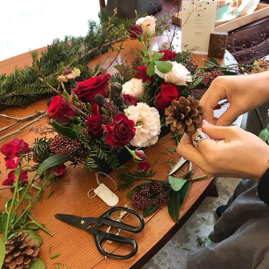 플로리스트 이주연 florist Lee Ju Yeonさんのインスタグラム写真 - (플로리스트 이주연 florist Lee Ju YeonInstagram)「. . 벌써 크리스마스느낌 🎅🏻 청담 아난티 플라워클래스  여러번 하시니 이제 너무 잘하시는 ❤️ . #출강 #아난티청담 #플라워클래스출강  订花 WeChat ID vaness_flower 페이팔 결제 가능  클래스상시모집 당일꽃주문가능 . #수업문의 #주문예약 #lesson #Order  Katalk ID vaness52 WeChat ID vaness_flower E-mail vanessflower@naver.com . 서초구 양재천로 123 5층 📞02-545-6813 . #vanessflower #florist #flowershop #handtied #flowerlesson #花束 #바네스플라워 #플로리스트 #꽃다발 #부케 #플로리스트학원 #플라워레슨 #양재동꽃집 #양재역꽃집 #꽃다발주문 #꽃수업 #꽃주문  #대관 #공간대여 #스튜디오대관 #자연광스튜디오 #자연광스튜디오대관 #스튜디오」11月17日 12時18分 - vanessflower