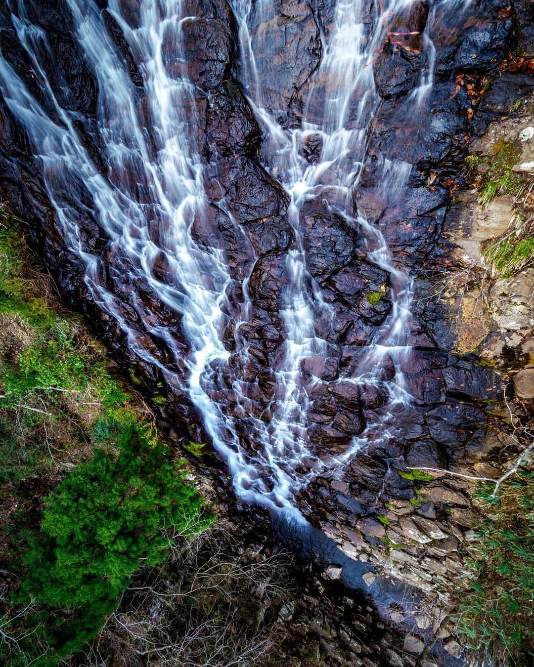 のインスタグラム：「【Bi Rod Creator's Photo】 ＃025 ■Photo by 木村琢磨 @takuma_kimura_photo  ■Photo at 2018/ 4  ■Equipment Rod： Bi Rod 6C-7500 Camere: OLYMPUS OM-D E-M1MarkⅡ Lesns: OLYMPUS M.7-14mm F2.8  「ドローンなしでこのアングル」  最大7.5mのハイアングルから撮影できる 高所撮影一脚「Bi Rod」  ↓商品情報はプロフィール欄のURLから公式ストアへ @birod_lumica  #birod #lumica #ルミカ #木村棒 #写真好きな人と繋がりたい #写真 #空中撮影 #空撮 #ハイアングル #ドローン #aerialphotography #notdrone #highangle #olympus #olympusphtotography #olympuscamera #olympusomdem1markii #OLYMPUSM714mmF28 #岡山県 #滝 #waterfall」