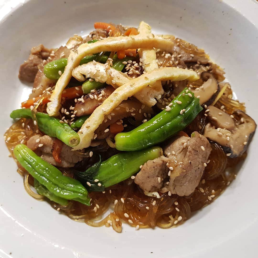 コ・ミョンファンさんのインスタグラム写真 - (コ・ミョンファンInstagram)「치열하게 한그릇 잡채! . 돼지고기 앞다리살  꽈리고추+표고버섯 . 생강을 송송 썰어 넣었더니  고기랑 환상궁합 . 간단 잡채 완성!   . #치열하게시리즈 #집밥 #잡채 #아침인가점심인가」11月17日 12時10分 - gommming