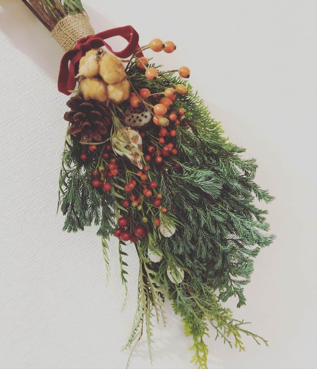 野村佑香のインスタグラム：「人生初のスワッグ作り。  手を動かして、黙々と何かを作るってとっても楽しい。  枝を切るたびに、ふわっと針葉樹の香りが広がるのが気持ちいい。  マスク生活してて、外でいい匂いをかぐってなかなか無かったね、と言い合いながら。  さて、どこに吊るそうかな❤️  #スワッグ#swag #christmas #クリスマスの準備#いよいよ」