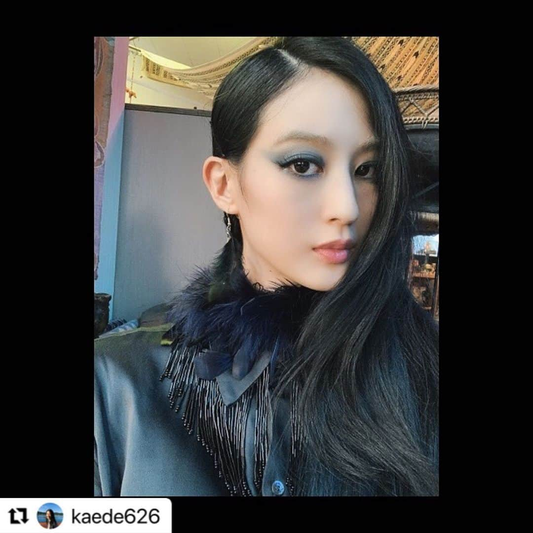 【公式】シンドラ「バベル九朔」のインスタグラム：「#Repost @kaede626 with @make_repost﻿ ・・・﻿ #バベル九朔　第5話﻿ ご視聴ありがとうございました！﻿ ラブアンドピースな回😌画面が終始派手でしたね(笑)﻿ ﻿ さて、来週は物語がどっと動きます。﻿ お楽しみに😎﻿ ﻿ 🖤🖤🖤🖤🖤﻿ 普段アプリの加工が嫌いで使わないけどカラス女だと美肌加工みたいなのが映えました！🤭﻿ 衣装も素敵ですが、メイクもかっこいいのです。メイクテストで4時間ほどかけて考えて下さいました！細部までメイクさんのこだわりがつまっています🥰﻿ ﻿ #カラス女#セルフィー」