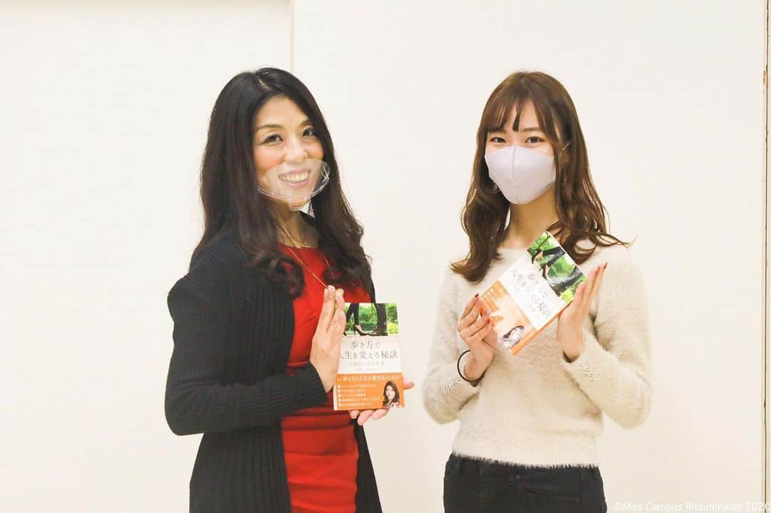 齋藤佳穂のインスタグラム：「『歩き方で人生を変える秘訣 ～可能性は自分次第～』  ※歩き方で人生が変わるとは？ ※コンテストに挑戦する人へ ※正しく歩く方法　など  ココロとカラダが美しくなる方法がたくさん盛り込まれた内容となっています✨  本はこちら↓ https://amzn.to/2K7pPLk  #ビューティーグレース #beautygrace #ウォーキング講師 #ウォーキングレッスン #コンテスト対策レッスン  #ウォーキングパフォーマー #和装家パフォーマー #マナー #センスアップ #開運セルフマネージメント #ボディマネージメント #オンラインレッスン #ステージ演出 #講師育成 #資格取得 #ビューティーグレースシリーズ化書籍 #香月梨江書籍 #香月梨江#amazon1位 #ウォーキング本」