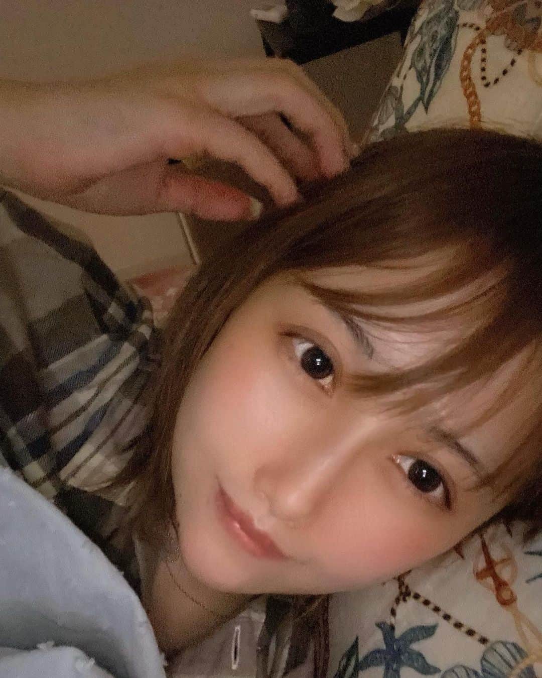 SEIRAのインスタグラム：「わたしは寝るのが好きで 夢を見るのが大好きで 絶対10時間以上寝たい眠眠人間でした😣 ですが、 本を読むようになってから 寝る時間が勿体ないと 気付くようになりました。⚡️  夢は忘れてしまうもの… 覚えているものといえば わたしは怖い夢ばかりです…😭 ですが、現実に叶えた夢は一生忘れないもの。 自分の価値になります。 形に残らなくても 無形財産になります。 二日酔いも寝るより、 本読んだり頭を働かせてる方が 治るということに最近気づきました😲⚡️ 4、5時間以上の睡眠は無駄 損失でしかありませんと わたしは考えてしまうねん🦙🦙  #自撮り#自撮り女子#パジャマ#パジャマ女子#すっぴん#札幌#すすきの#ホステス#キャバクラ#」
