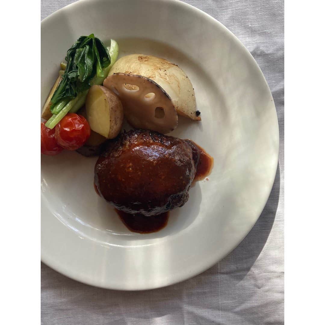 journaleatripのインスタグラム：「Hamburg steak  突如ハンバーグを作りたくなる。 理由はいくつかあって先日久々に代官山末ぜんに行って煮込みハンバーグを食べたこと、 西荻窪の宝、"とらや"のおじさんにあいにいき新鮮なお肉をいろいろ買えたこと。などなど。 .  付け合わせはハンバーグをオーブンで10分焼いている間に 18cmの釜浅愛用フライパンで、 少しの塩とオリーブ油をいれたお湯でなるべく短時間で茹でれるよう小さくもしくは薄く切った冷蔵庫残り物野菜を茹でる。下味がついて美味しい。  練馬の立派過ぎる蕪は10分ロースト。  #西荻窪とらや#釜浅フライパン#代官山末ぜん #tokyoeatrip」