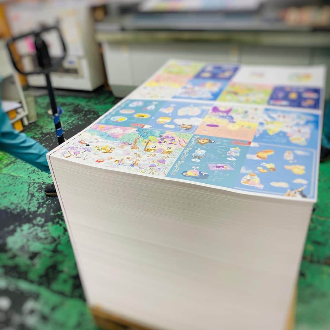 おおで ゆかこさんのインスタグラム写真 - (おおで ゆかこInstagram)「印刷所で、絵本が印刷されて機械を通っていく様子を動画で頂きました✨ 面白い‥！ 自分の作品が多くの人の手を借りて仕上がっていくのだと思うと感慨深くなります😭 そして仕上がった本文の束📚」11月17日 12時30分 - odeyu86