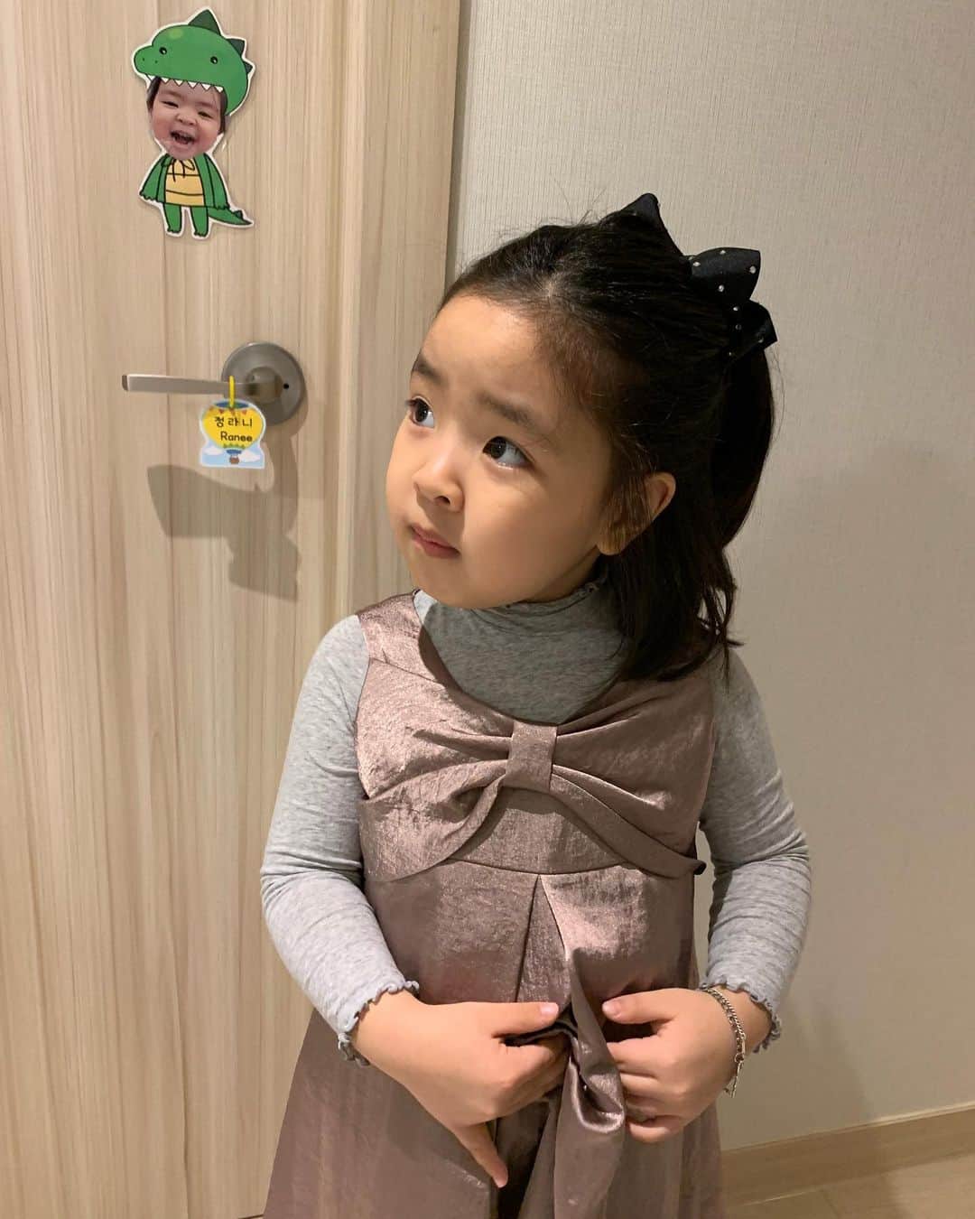イ・ユンジのインスタグラム：「언니미간,애기몸매 #라니지요#내사랑#넌미간이날닮았어#미간으로말해요」