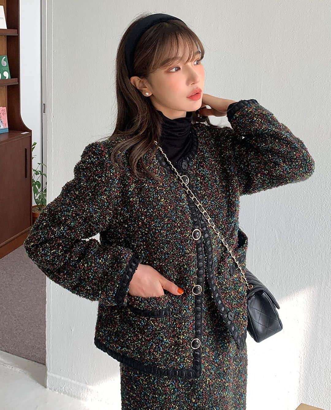 imvelyジャパンのインスタグラム：「大人っぽく上品に演出してくれる ツイードでお呼ばれコーデにもぴったりなアイテムです🖤  同じデザインのワンピースと一緒に合わせたり 他のワンピースやパンツと合わせても もちろんポイント感があります👗✨  #イムブリー#IMVELY#ツイード#秋コーデ#大人カジュアル#大人可愛い#シンプルコーデ」