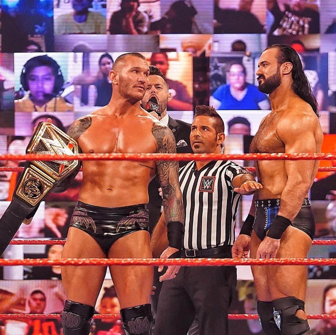 WWEさんのインスタグラム写真 - (WWEInstagram)「It’s MAIN EVENT TIME!  Who will be #WWEChampion and move on to face @romanreigns at #SurvivorSeries?  #WWERaw」11月17日 12時38分 - wwe