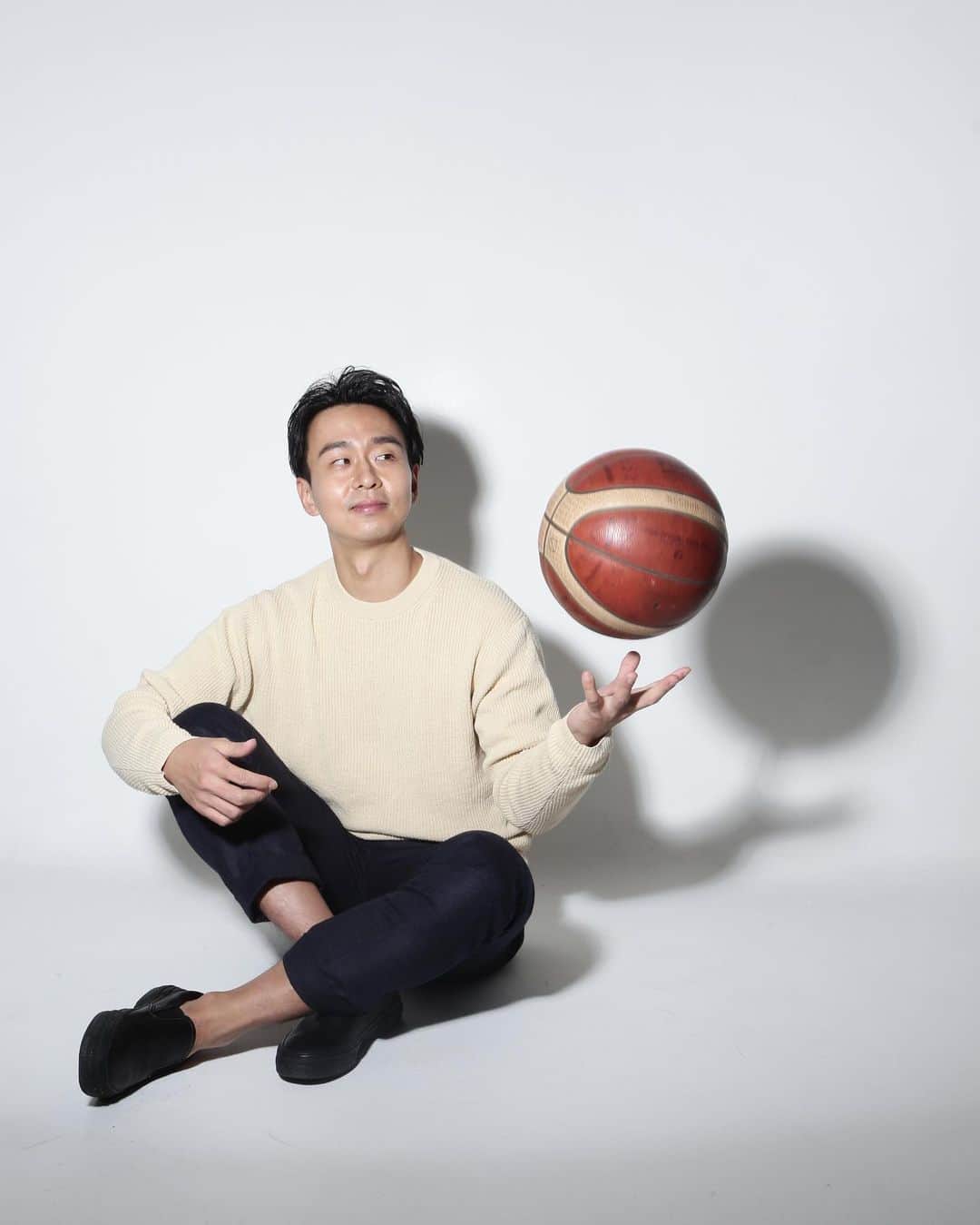 栗原祐太のインスタグラム：「【心の背中にproject】 この度また新たな事を始めようと思い、 周りの人達にお声掛けをして行動に移していきます！  私は小6の時に父親を癌で亡くしそこから母親が女で一人で育ててくれました。 感謝してもしきれないです。 そして不自由なく暮らすことができたのは母親、周りの人達のおかげしかありませんし、片親としては本当に恵まれた環境であったと思います。  そこで親がいない、一緒にいれない、様々な家庭環境の事情、様々な事情を抱えて学校に通えない子たちの施設である児童養護施設や特別支援学校に対面、もしくはオンラインで訪問してバスケを通じて生きていく中で少しでも、1ミリでも皆様の心の背中に手を添えるような事ができたらと思い行動することにしました。 僕に何ができるかわからないし、余計なお世話だと思われることもあると思いますがひとまず行動することにしました。 巻き込んだ皆様ごめんなさい、そしてありがとうございます！  私が行っているバスケットボールスクール『栗ニック』の売り上げの一部も活動にあてていけたらと思っております。  東京サンレーヴスに在籍していた時の事を参考にして行っていく予定であります。  さらにプロジェクトの中で他の国の貧しい地域の子達にボールやウェアなども届けることができたらと考えています！  皆のやりたい、なりたいを応援したりチカラになれるような活動をしていきたいと思っております！  ご興味を持たれた方や施設と繋がっている方などいましたらお気軽にご連絡ください！ どうぞよろしくお願い致します！  ありがとうございます！！  栗原祐太  #心の背中に　#プロジェクト #特別支援学校　#オンライン #対面　#自分にできること #行動　#家族　#自分 #家族　#児童養護施設」