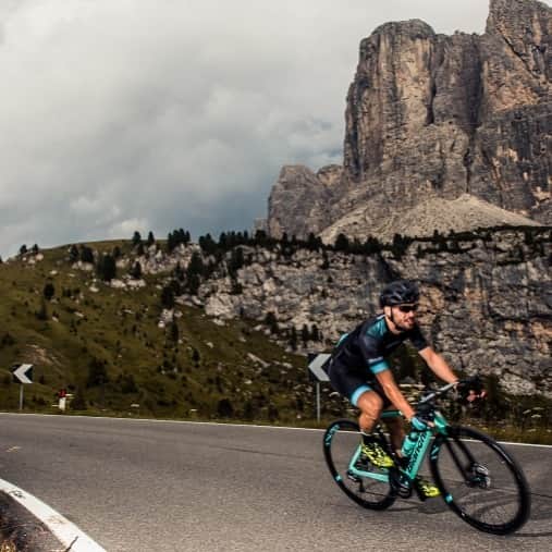 のインスタグラム：「Celeste means the Color of Legend and Dreams.  #bianchibicycles」