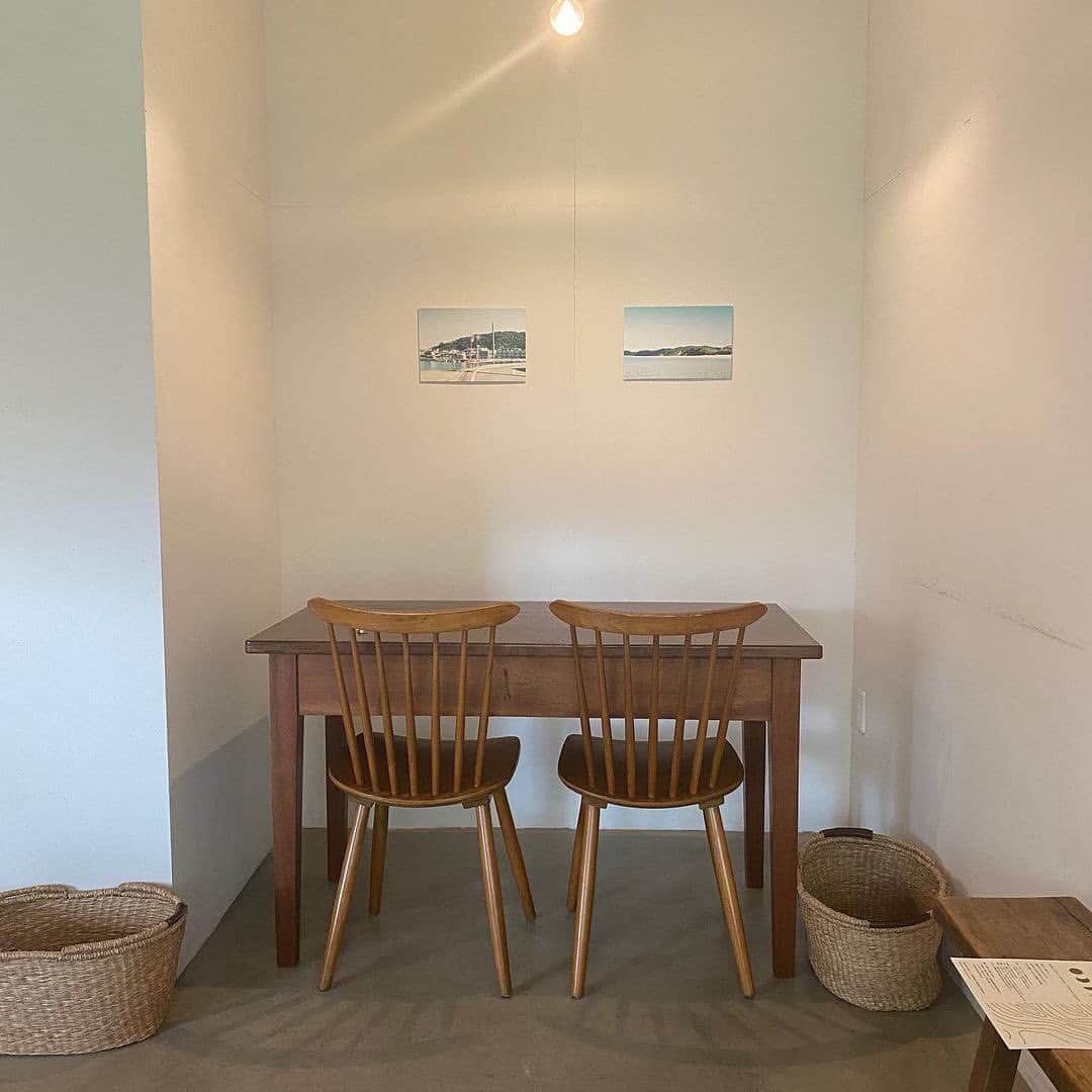 isutaさんのインスタグラム写真 - (isutaInstagram)「一歩足を踏み入れると...♡﻿ 住宅街にたたずむおしゃれカフェ。﻿ ﻿ ﻿ こちらは、福岡県・糟屋郡ある「cafe chicca」。﻿ ﻿ ﻿ 奥に広い店内は、コンクリートの床と木のテーブル&机のシンプル素敵な空間が魅力的です。﻿ ﻿ ﻿ お店には、スコーンをはじめ、タルトやレモンケーキなどの焼き菓子が並んでいます。﻿ ﻿ ﻿ ランチメニューは、「ベーグルサンド」「スコーン」「グリーンカレー」から選べ、全てにサラダとドリンクが付くのも嬉しいですよね！﻿ ﻿ ﻿ ぜひ、気になる方は足を運んでみてはいかが？♡﻿ ﻿ ﻿ 【cafe chicca】﻿ 住所: 福岡県糟屋郡志免町志免２-３-４４﻿ 営業時間: 10:00〜18:00﻿ 定休日: 日・木曜日﻿ ﻿ ﻿ photo by﻿ @y1220__﻿ @suu__coffee﻿ @shino_o_rsk﻿ @320.fuk﻿ @0623.ck﻿ @a.r_23_s﻿ ﻿ ﻿ #isuta #イスタ #isutapic ﻿ #isutacafe #カフェ巡り #おしゃれカフェ﻿ #カフェスタグラム #cafestagram #カフェ ﻿ #カフェ好き #喫茶店 #福岡ランチ﻿ #cafechicca #chicca #カフェキッカ﻿ #福岡カフェ #志免カフェ #志免町カフェ ﻿ #福岡グルメ ＃ベーグル #スイーツ #カフェ巡り ﻿ #おしゃれな人と繋がりたい #カフェ活﻿ #カフェ好きな人と繋がりたい」11月17日 12時48分 - isuta_jp