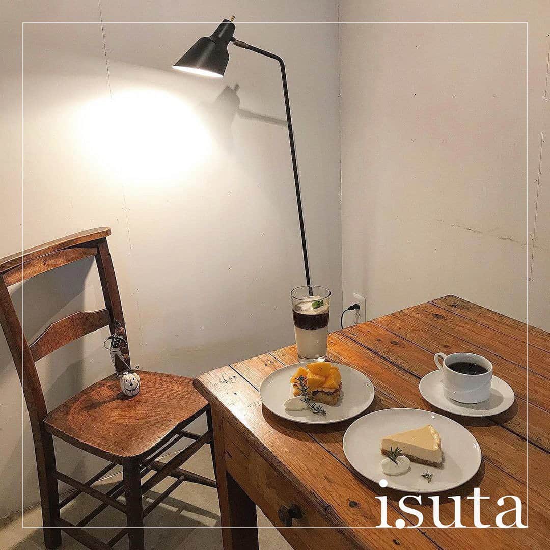 isutaさんのインスタグラム写真 - (isutaInstagram)「一歩足を踏み入れると...♡﻿ 住宅街にたたずむおしゃれカフェ。﻿ ﻿ ﻿ こちらは、福岡県・糟屋郡ある「cafe chicca」。﻿ ﻿ ﻿ 奥に広い店内は、コンクリートの床と木のテーブル&机のシンプル素敵な空間が魅力的です。﻿ ﻿ ﻿ お店には、スコーンをはじめ、タルトやレモンケーキなどの焼き菓子が並んでいます。﻿ ﻿ ﻿ ランチメニューは、「ベーグルサンド」「スコーン」「グリーンカレー」から選べ、全てにサラダとドリンクが付くのも嬉しいですよね！﻿ ﻿ ﻿ ぜひ、気になる方は足を運んでみてはいかが？♡﻿ ﻿ ﻿ 【cafe chicca】﻿ 住所: 福岡県糟屋郡志免町志免２-３-４４﻿ 営業時間: 10:00〜18:00﻿ 定休日: 日・木曜日﻿ ﻿ ﻿ photo by﻿ @y1220__﻿ @suu__coffee﻿ @shino_o_rsk﻿ @320.fuk﻿ @0623.ck﻿ @a.r_23_s﻿ ﻿ ﻿ #isuta #イスタ #isutapic ﻿ #isutacafe #カフェ巡り #おしゃれカフェ﻿ #カフェスタグラム #cafestagram #カフェ ﻿ #カフェ好き #喫茶店 #福岡ランチ﻿ #cafechicca #chicca #カフェキッカ﻿ #福岡カフェ #志免カフェ #志免町カフェ ﻿ #福岡グルメ ＃ベーグル #スイーツ #カフェ巡り ﻿ #おしゃれな人と繋がりたい #カフェ活﻿ #カフェ好きな人と繋がりたい」11月17日 12時48分 - isuta_jp