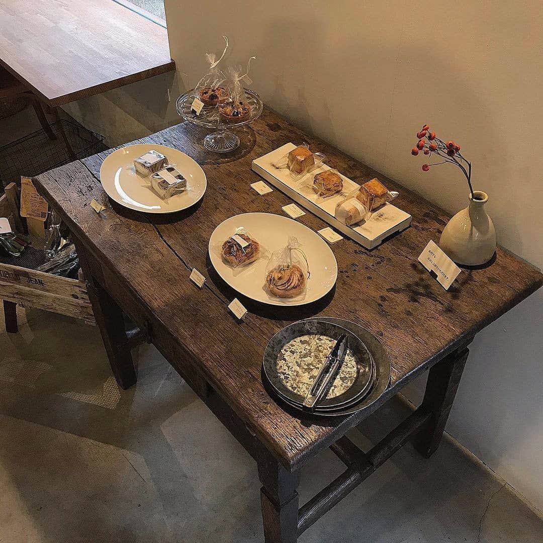 isutaさんのインスタグラム写真 - (isutaInstagram)「一歩足を踏み入れると...♡﻿ 住宅街にたたずむおしゃれカフェ。﻿ ﻿ ﻿ こちらは、福岡県・糟屋郡ある「cafe chicca」。﻿ ﻿ ﻿ 奥に広い店内は、コンクリートの床と木のテーブル&机のシンプル素敵な空間が魅力的です。﻿ ﻿ ﻿ お店には、スコーンをはじめ、タルトやレモンケーキなどの焼き菓子が並んでいます。﻿ ﻿ ﻿ ランチメニューは、「ベーグルサンド」「スコーン」「グリーンカレー」から選べ、全てにサラダとドリンクが付くのも嬉しいですよね！﻿ ﻿ ﻿ ぜひ、気になる方は足を運んでみてはいかが？♡﻿ ﻿ ﻿ 【cafe chicca】﻿ 住所: 福岡県糟屋郡志免町志免２-３-４４﻿ 営業時間: 10:00〜18:00﻿ 定休日: 日・木曜日﻿ ﻿ ﻿ photo by﻿ @y1220__﻿ @suu__coffee﻿ @shino_o_rsk﻿ @320.fuk﻿ @0623.ck﻿ @a.r_23_s﻿ ﻿ ﻿ #isuta #イスタ #isutapic ﻿ #isutacafe #カフェ巡り #おしゃれカフェ﻿ #カフェスタグラム #cafestagram #カフェ ﻿ #カフェ好き #喫茶店 #福岡ランチ﻿ #cafechicca #chicca #カフェキッカ﻿ #福岡カフェ #志免カフェ #志免町カフェ ﻿ #福岡グルメ ＃ベーグル #スイーツ #カフェ巡り ﻿ #おしゃれな人と繋がりたい #カフェ活﻿ #カフェ好きな人と繋がりたい」11月17日 12時48分 - isuta_jp