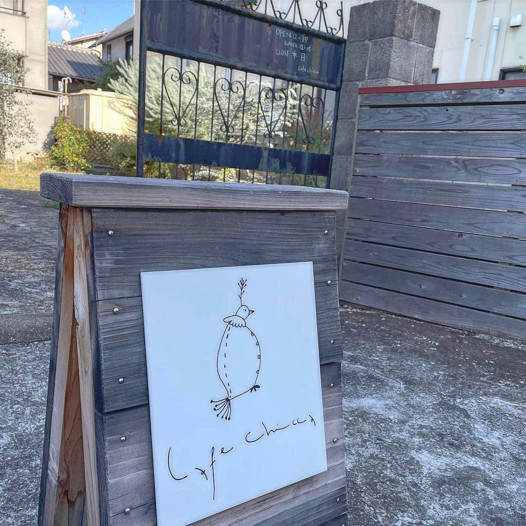 isutaさんのインスタグラム写真 - (isutaInstagram)「一歩足を踏み入れると...♡﻿ 住宅街にたたずむおしゃれカフェ。﻿ ﻿ ﻿ こちらは、福岡県・糟屋郡ある「cafe chicca」。﻿ ﻿ ﻿ 奥に広い店内は、コンクリートの床と木のテーブル&机のシンプル素敵な空間が魅力的です。﻿ ﻿ ﻿ お店には、スコーンをはじめ、タルトやレモンケーキなどの焼き菓子が並んでいます。﻿ ﻿ ﻿ ランチメニューは、「ベーグルサンド」「スコーン」「グリーンカレー」から選べ、全てにサラダとドリンクが付くのも嬉しいですよね！﻿ ﻿ ﻿ ぜひ、気になる方は足を運んでみてはいかが？♡﻿ ﻿ ﻿ 【cafe chicca】﻿ 住所: 福岡県糟屋郡志免町志免２-３-４４﻿ 営業時間: 10:00〜18:00﻿ 定休日: 日・木曜日﻿ ﻿ ﻿ photo by﻿ @y1220__﻿ @suu__coffee﻿ @shino_o_rsk﻿ @320.fuk﻿ @0623.ck﻿ @a.r_23_s﻿ ﻿ ﻿ #isuta #イスタ #isutapic ﻿ #isutacafe #カフェ巡り #おしゃれカフェ﻿ #カフェスタグラム #cafestagram #カフェ ﻿ #カフェ好き #喫茶店 #福岡ランチ﻿ #cafechicca #chicca #カフェキッカ﻿ #福岡カフェ #志免カフェ #志免町カフェ ﻿ #福岡グルメ ＃ベーグル #スイーツ #カフェ巡り ﻿ #おしゃれな人と繋がりたい #カフェ活﻿ #カフェ好きな人と繋がりたい」11月17日 12時48分 - isuta_jp