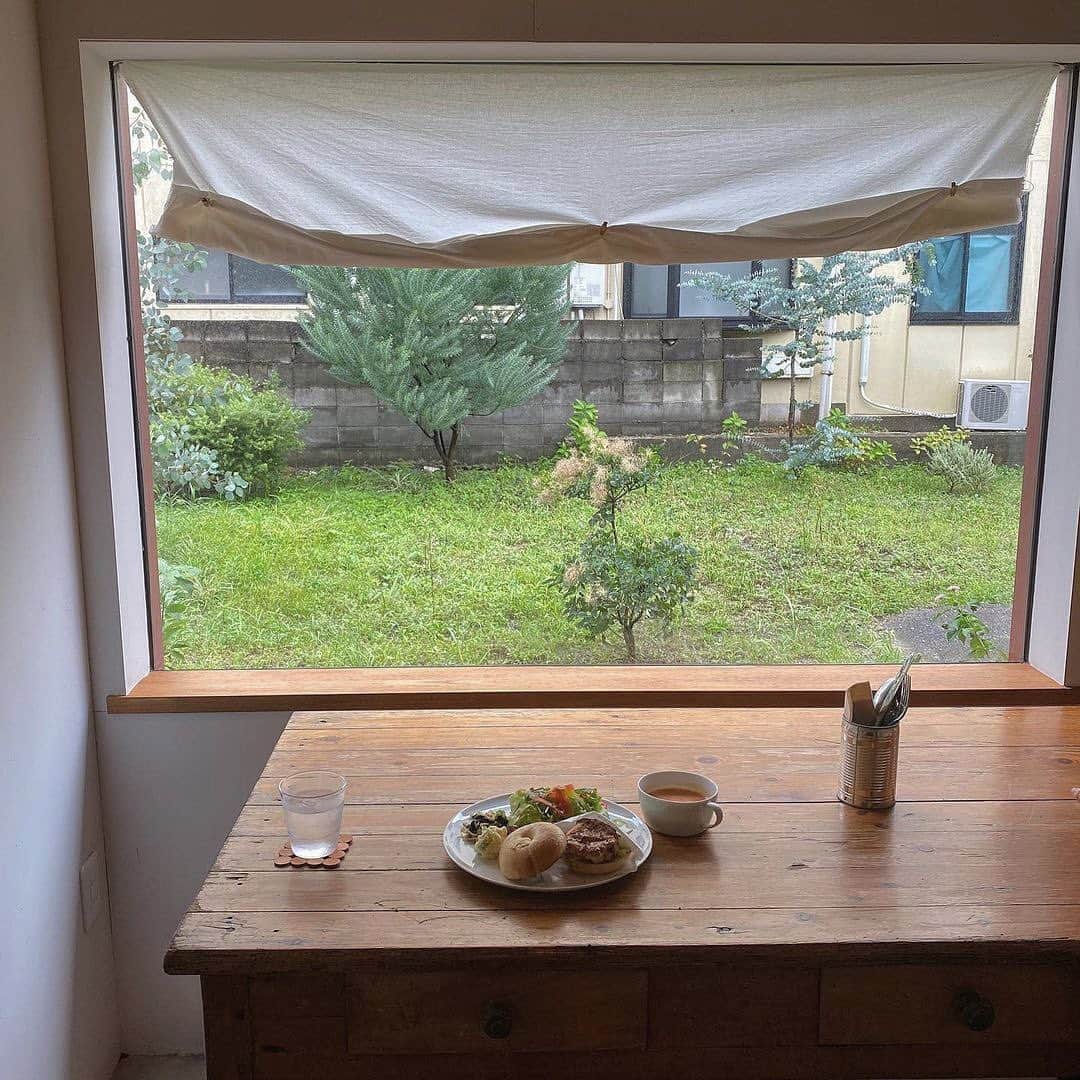 isutaさんのインスタグラム写真 - (isutaInstagram)「一歩足を踏み入れると...♡﻿ 住宅街にたたずむおしゃれカフェ。﻿ ﻿ ﻿ こちらは、福岡県・糟屋郡ある「cafe chicca」。﻿ ﻿ ﻿ 奥に広い店内は、コンクリートの床と木のテーブル&机のシンプル素敵な空間が魅力的です。﻿ ﻿ ﻿ お店には、スコーンをはじめ、タルトやレモンケーキなどの焼き菓子が並んでいます。﻿ ﻿ ﻿ ランチメニューは、「ベーグルサンド」「スコーン」「グリーンカレー」から選べ、全てにサラダとドリンクが付くのも嬉しいですよね！﻿ ﻿ ﻿ ぜひ、気になる方は足を運んでみてはいかが？♡﻿ ﻿ ﻿ 【cafe chicca】﻿ 住所: 福岡県糟屋郡志免町志免２-３-４４﻿ 営業時間: 10:00〜18:00﻿ 定休日: 日・木曜日﻿ ﻿ ﻿ photo by﻿ @y1220__﻿ @suu__coffee﻿ @shino_o_rsk﻿ @320.fuk﻿ @0623.ck﻿ @a.r_23_s﻿ ﻿ ﻿ #isuta #イスタ #isutapic ﻿ #isutacafe #カフェ巡り #おしゃれカフェ﻿ #カフェスタグラム #cafestagram #カフェ ﻿ #カフェ好き #喫茶店 #福岡ランチ﻿ #cafechicca #chicca #カフェキッカ﻿ #福岡カフェ #志免カフェ #志免町カフェ ﻿ #福岡グルメ ＃ベーグル #スイーツ #カフェ巡り ﻿ #おしゃれな人と繋がりたい #カフェ活﻿ #カフェ好きな人と繋がりたい」11月17日 12時48分 - isuta_jp