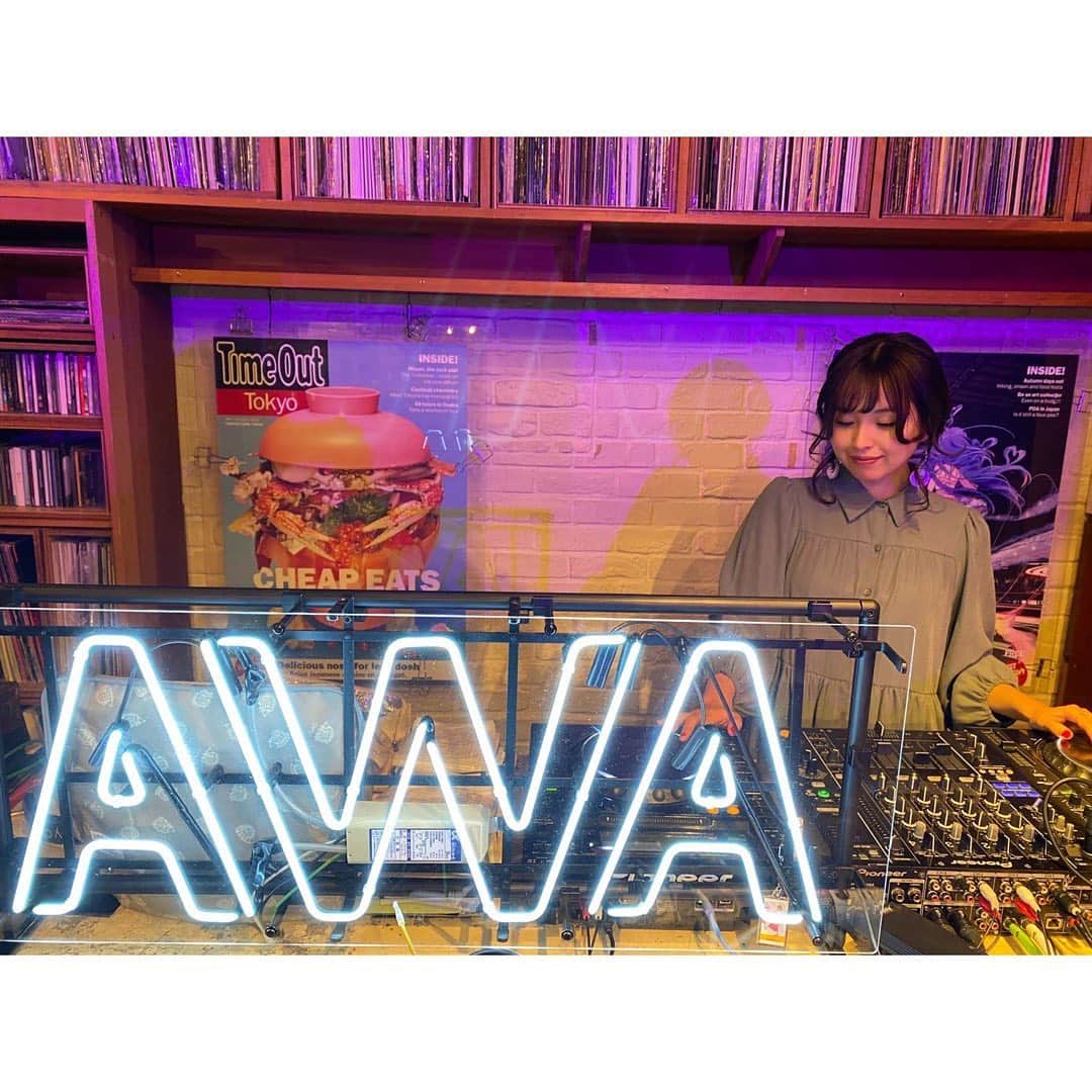 脇田もなりのインスタグラム：「AWA Presents MONARI WAKITA “HIGHBALL HOUR” 脇田もなり×Chocoholic 「PEPPERMINT RAINBOW」REMIX配信リリース記念有観客ライブありがとうございました✨💕 沢山の皆様にお会い出来て一緒に楽しめて最高でした！！ ありがとう〜☆ やっぱり生ライブは最高だね💃  @toochocoholic さんがremixした「PEPPERMINT RAINBOW」 最高にかっこいい泣😭 初生歌披露出来て良かったです🥰 そしてお茶目でかわいいチョコホリさんのDJも最高でした✨  1部2部と沢山DJしてくれたゆけむりDJsの皆さんにも久しぶりにお会い出来て、生DJ聴けて感無量でした泣😭 @dj_carp @jxaxgxuxaxr @nachu_15milktea  ありがとうございました✨ 楽屋が安定の居心地の良さでした❤️  そして久しぶりのNachuさんバックDJで歌うライブ楽しかったです💕✨ またこのセットでもライブしたいなあ泣😭  @timeoutcafediner の皆さんや @awa_music の皆様にも感謝です✨ 本当にありがとうございました😊 これからもよろしくお願いします☆  みんなまだまだAWA独占配信 「PEPPERMINT RAINBOW」 chocoholic remix是非聴いてね〜❤️  #live #singer #sing #song #jpop #dj #monari #chocoholic #ゆけむりdjs #timeoutcafe #awa」