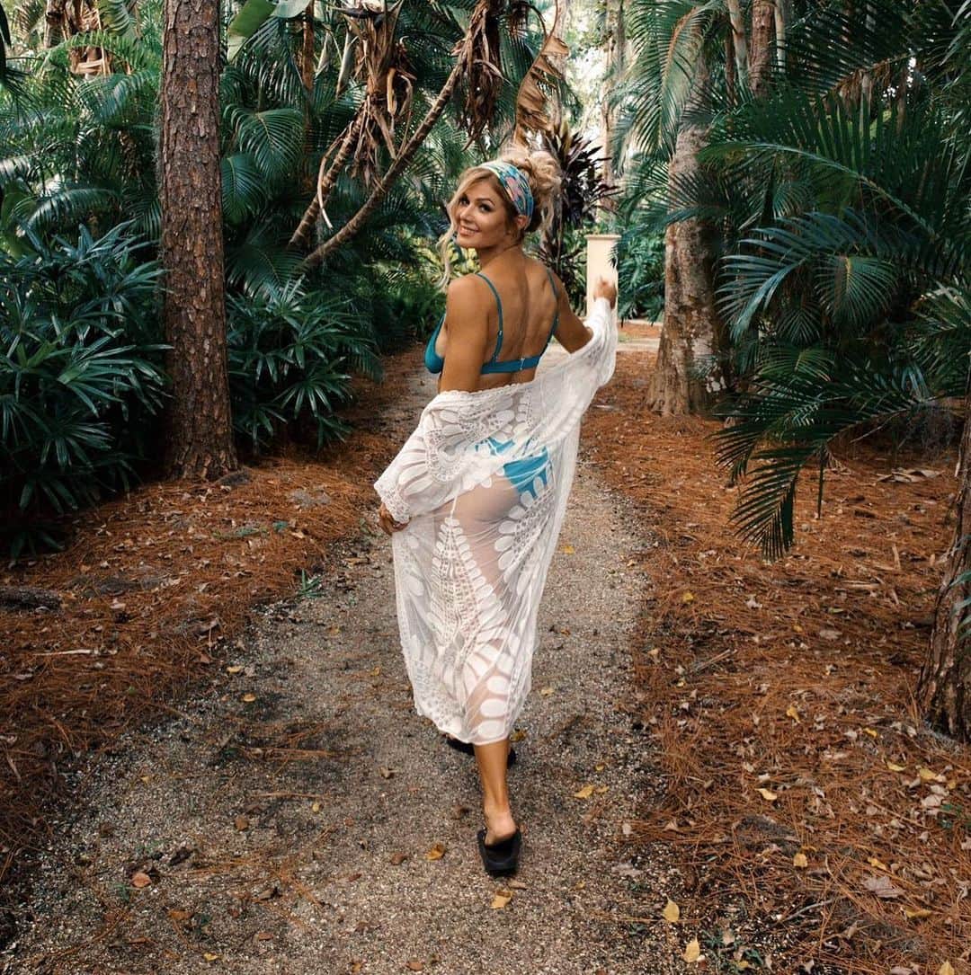 トリー・ウィルソンのインスタグラム：「. Random thing I wish I could tell my younger self:  Stop promising yourself you will be happy “when”...and find some mega power in finding it when crap is messy & real, RIGHT NOW.❤️ .  .」
