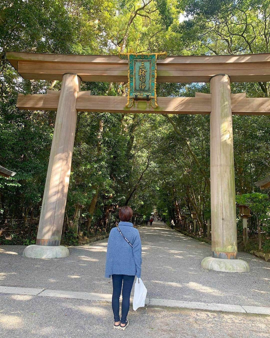 稲富菜穂さんのインスタグラム写真 - (稲富菜穂Instagram)「こないだ早朝から奈良県にある大神神社へ 参拝させて頂きました😌. . 年始にお参りさせてもらってから とても気になっていた神様が宿る三輪山を登拝。. .  ご神体山なのでハイキングのような感じではないし、 とにかく自分と向き合いながらひたすら２時間ほど登り続けると膝がガクガク震えてました🦵. . でも登っていくと気持ちが晴れやかになるというか、視界がくっきりしてきて心地よかったです。. . パワーチャージさせて頂けた😌🙏✨.  写真のビニール袋は三輪山から湧き出るお水（御神水）をぶら下げてます。笑 . #大神神社 #三輪山 #三輪山登拝  #登拝登山 #奈良県 #桜井市」11月17日 12時55分 - inatomi74