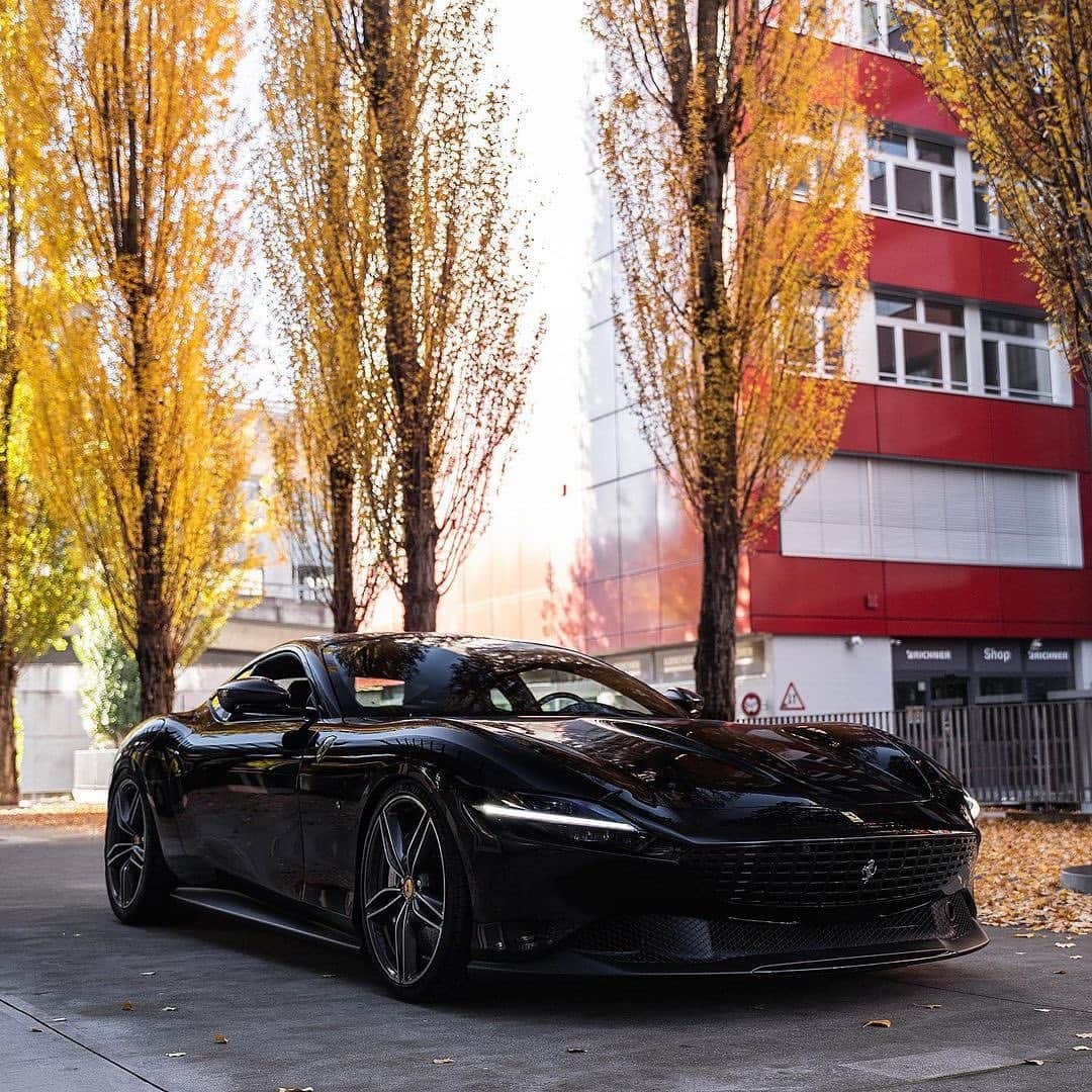 CARLiFESTYLEさんのインスタグラム写真 - (CARLiFESTYLEInstagram)「All black Ferrari Roma! 😍 Photo by @srs_swissrichstreets #carlifestyle #roma」11月17日 13時02分 - carlifestyle