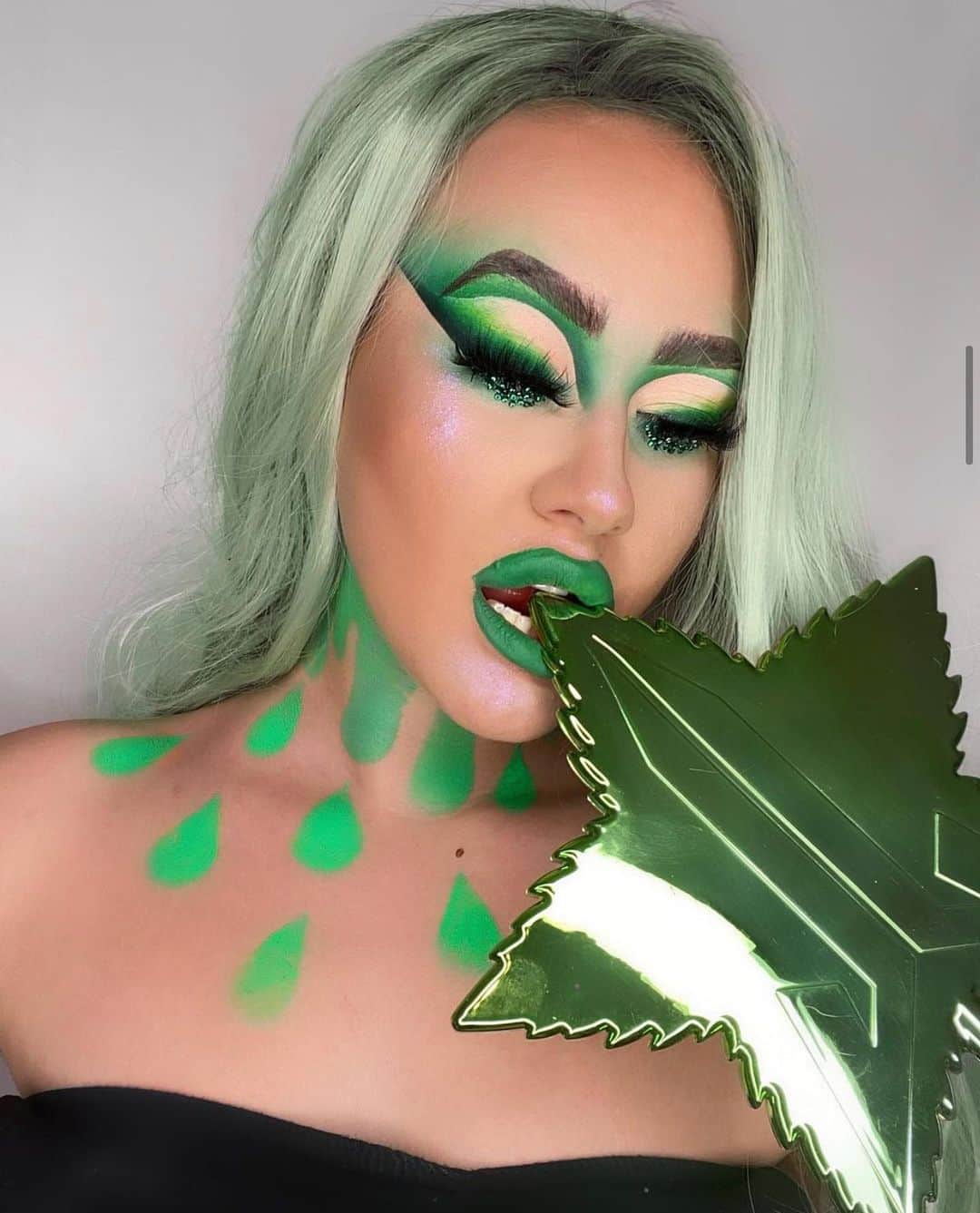 Jeffree Star Cosmeticsさんのインスタグラム写真 - (Jeffree Star CosmeticsInstagram)「Acid Drip💚@goldhennybeauty created this looking using our #EXTREMEFROST in the shade Choking on Ice & #MAGICSTAR setting powder in the shade Topaz 💎 #jeffreestarcosmetics」11月17日 13時09分 - jeffreestarcosmetics