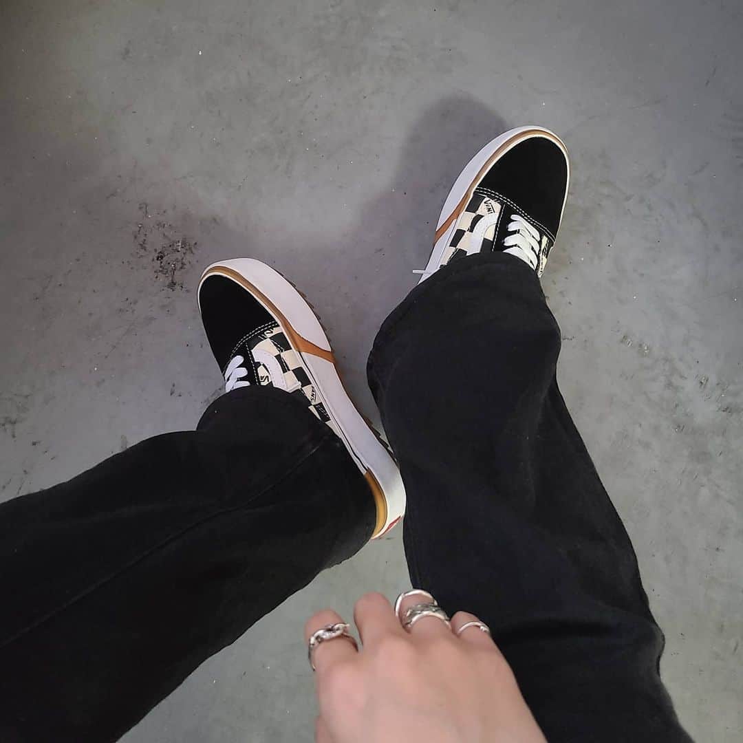 mam（まむ）のインスタグラム：「程よい厚底がお気に入り🖤🤍🖤🤍 #mam_kicks」
