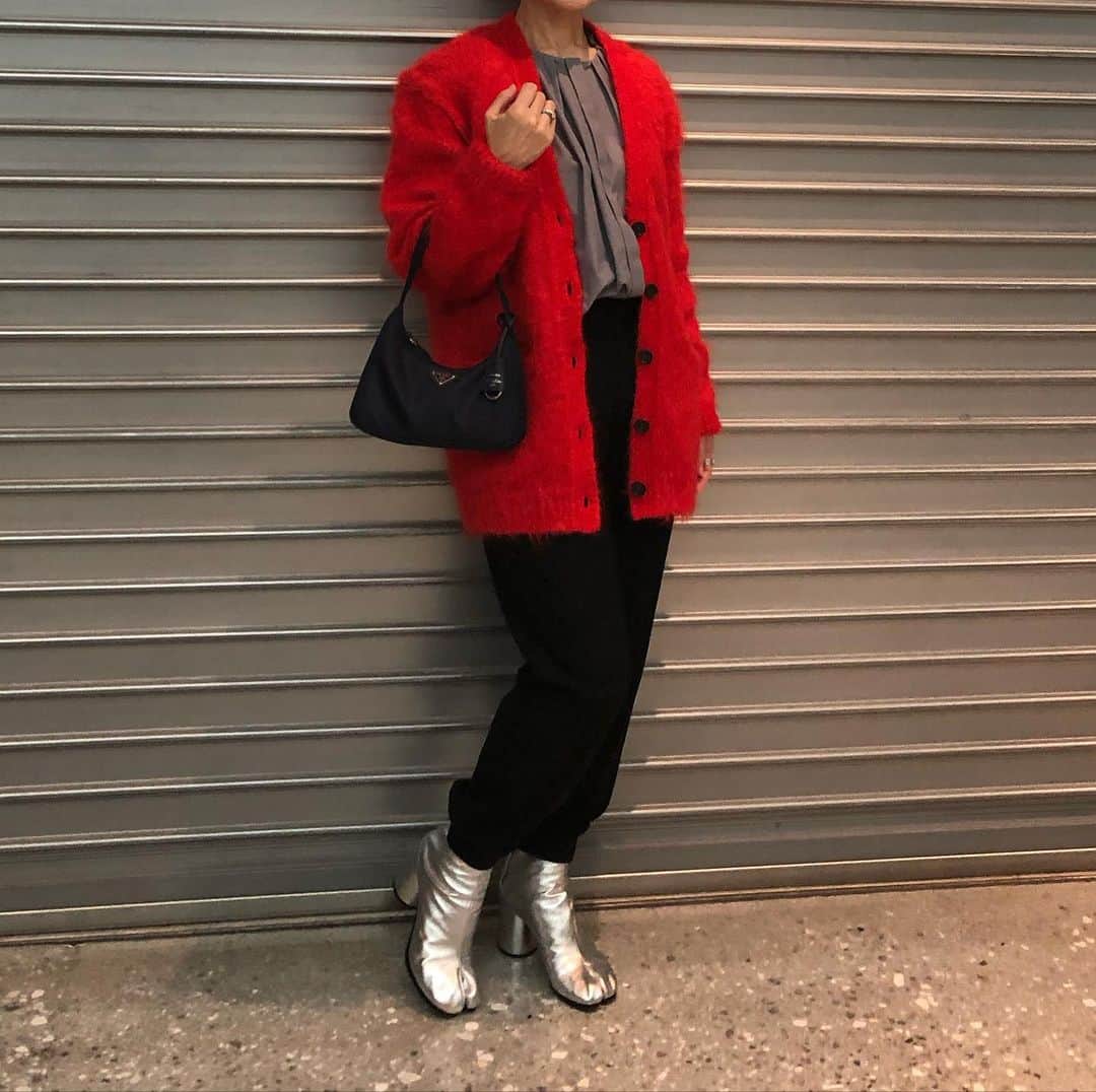 chikako0824のインスタグラム：「先日のコーデ。 派手だけどこのカーディガンも大好き。  #prada  #drawer  #code」