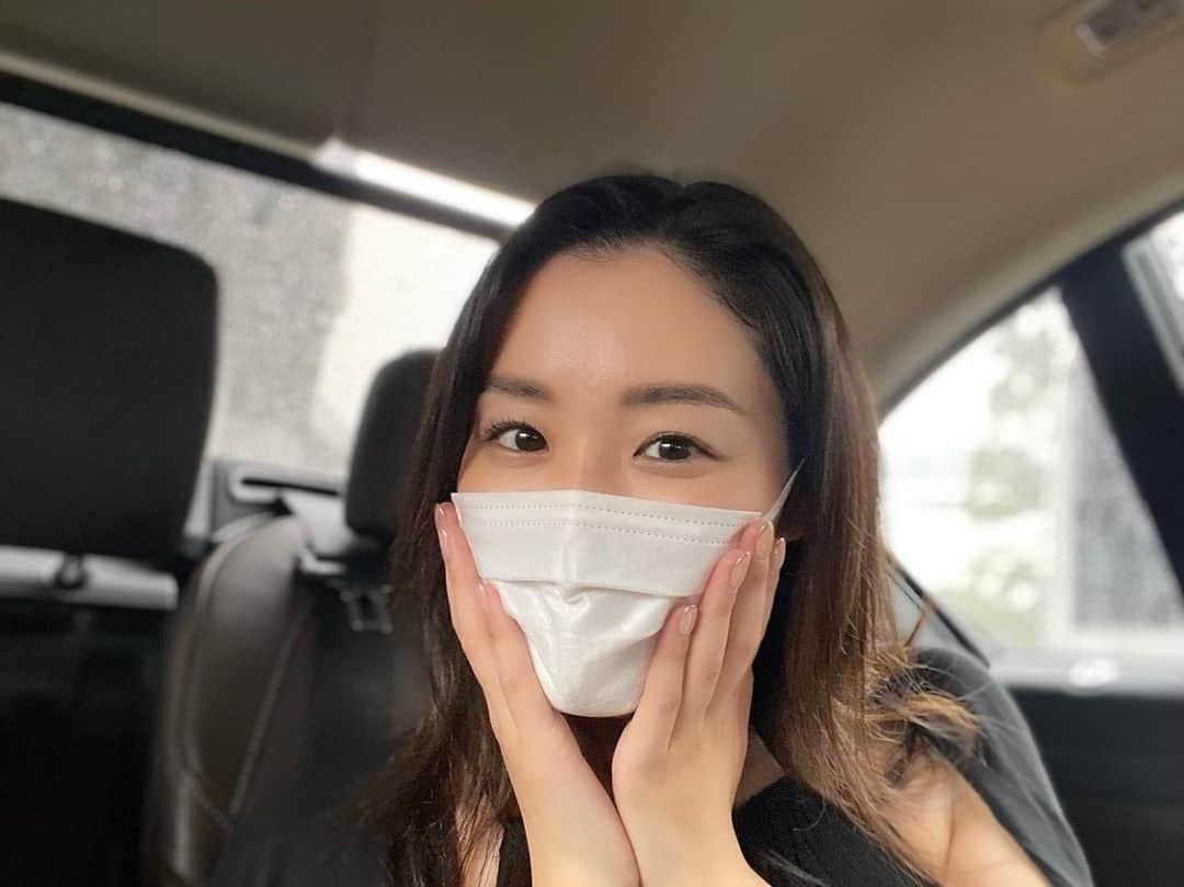 佐藤仁美のインスタグラム：「😷🦠 令和元年 年号が変わり、記録的な天災被害とイチローさん引退のニュース。  令和2年 covid-19によって世界の動きが止まり、ファッションにマスクが加わった。  さて、来年は？  #マスク #予防 #covid_19」