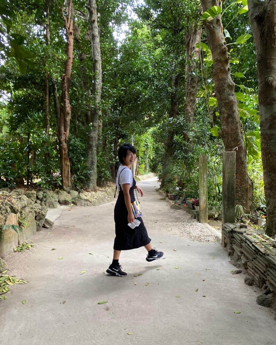 安藤あいかのインスタグラム：「あいかちゃんバージョンもありました🌳  #備瀬集落フクギ並木通り  #沖縄」