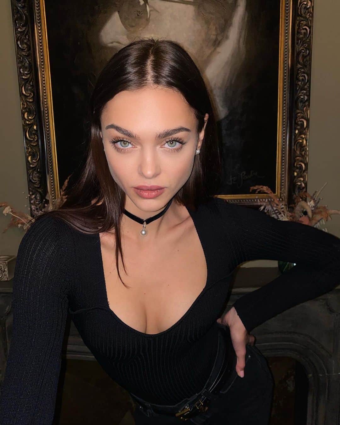 Zhenya Katavaのインスタグラム：「Психология цвета 🖤 Черный символизирует раскованность, сексуальность и элегантность. Черная одежда – выбор людей, которым нечего доказывать. Они уверены в себе и своей привлекательности, способны постоять за себя, и их не волнует общественное мнение... Мой самый любимый цвет .  А у вас какой ?❤️💜💛💚💙🤎🤍🖤」