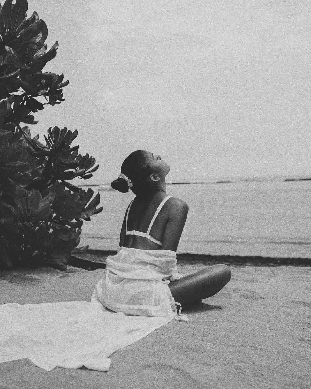 アグネス・モニカのインスタグラム：「Happy and at peace even from being still... 🤍 . . #AGNEZMO」