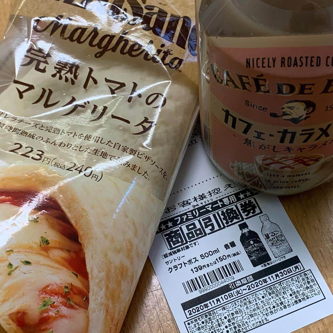酒井雄二のインスタグラム：「#ボスパン 第4回 買う #カフェドボス →もらえる #クラフトボス の量増えてる感にやられている。繰り返していったら長者になれるんじゃないか(笑) #ボスパーン #ファミマ #完熟トマトのマルゲリータ #カフェカラメリゼ」