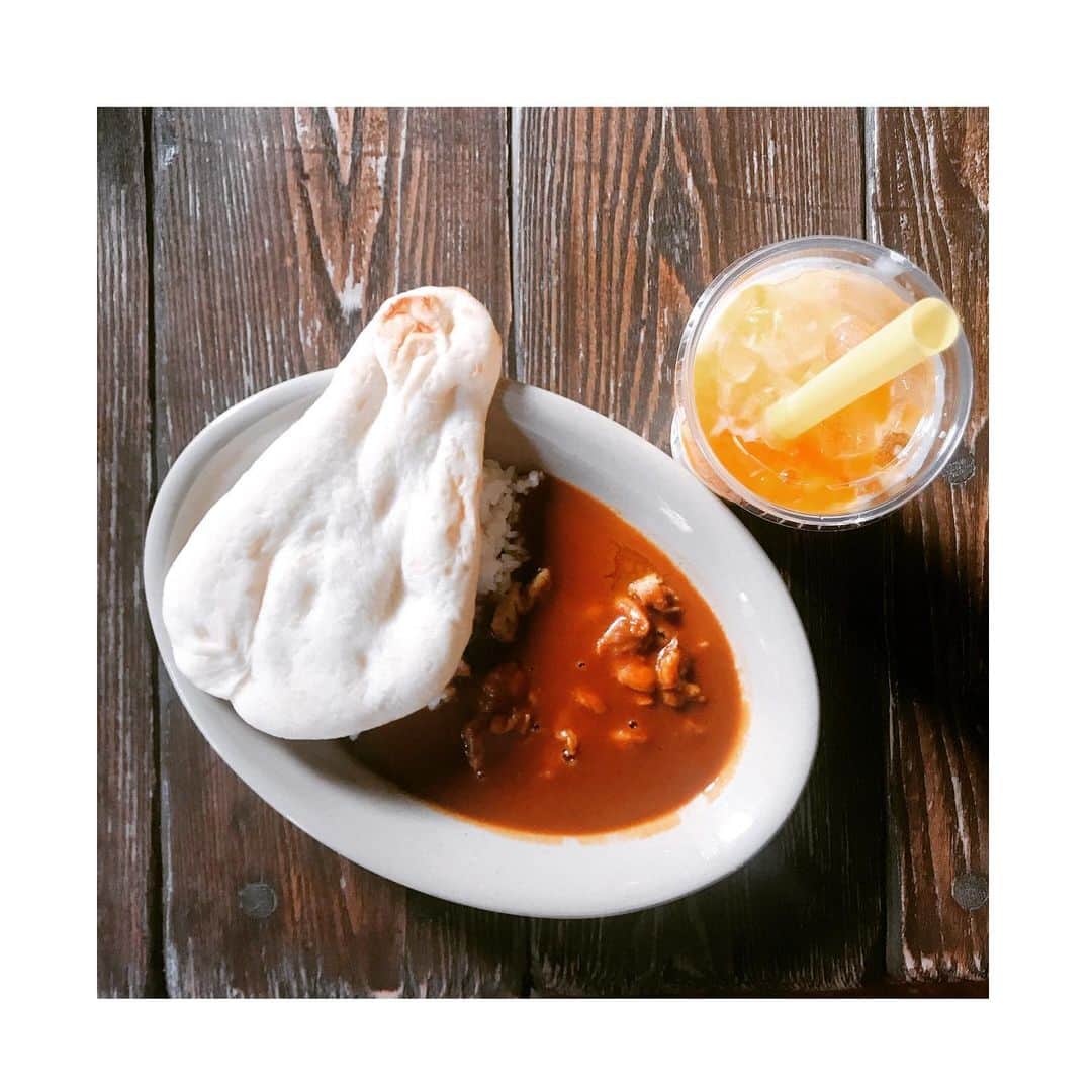 のインスタグラム：「🍛   美味しかったなぁ♡     さてどこのカレーでしょう😜     ヒント💡 10月の思い出①の投稿をみてくれた人ならきっとわかる！       #グラビアアイドル #未梨一花 #とある休日の #ランチ #カレー #甘口 #ナン #マンゴーラッシー #大好きな場所 #lunch #curry #curryrice」