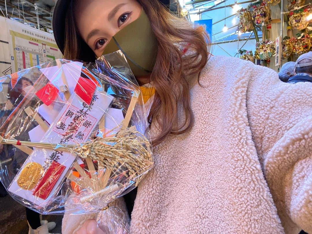 吉江瞳のインスタグラム：「今年の二の酉も鷲神社に行ってきました❤️ 今年も神社の熊手買って大満足！みんなと行けて楽しかった❤️ #二の酉 #鷲神社 #熊手 #商売繁盛 #商売繁盛祈願  #神様よろしくお願いします」