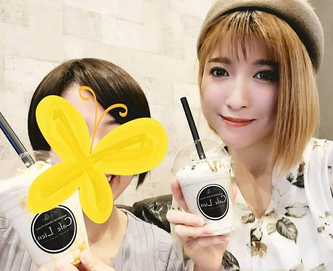 石関友梨のインスタグラム：「同級生と今までのこととこれからのことを語り合ってきた✨  栃木の足利にある超絶お洒落カフェ💜 通称「アバルトカフェ」  駐車場は満車でイタリア車ばっかり止まっててビビるw私のはドイツだからアウェイ感を感じながらも  黒ごまきなこフラペチーノ的なのめちゃくちゃ美味しかった✨  #足利カフェ #栃木グルメ #フィアット #アバルト #アバルトカフェ」