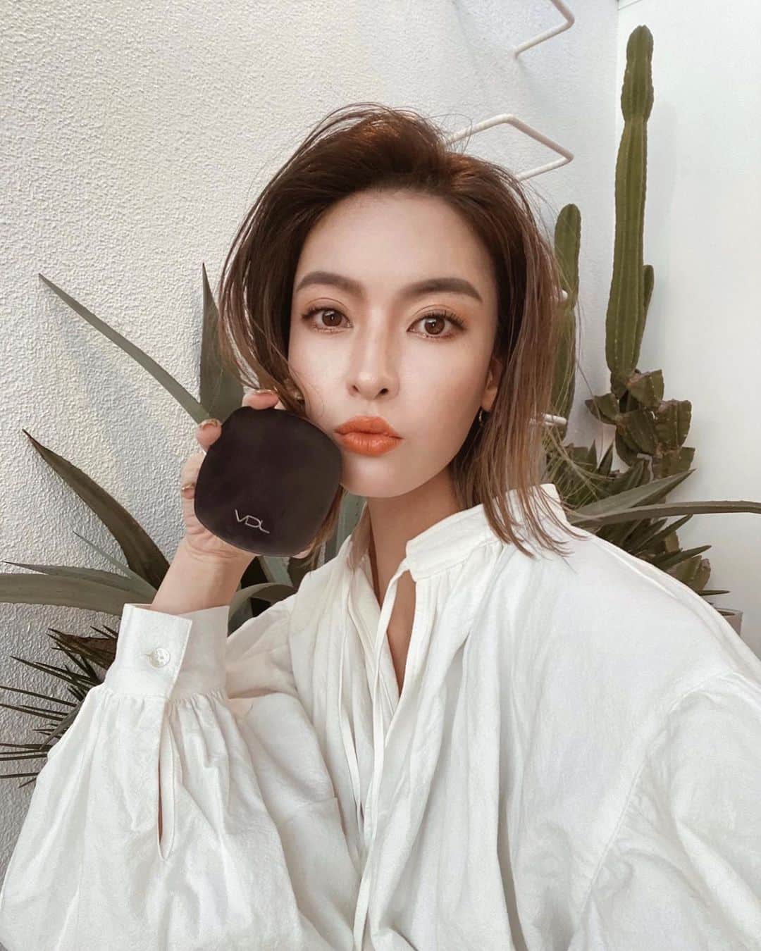 孫きょうのインスタグラム：「Korean cosme🇰🇷  韓国で話題のVDLのクッションファンデが日本で発売されて使ってみたらヒットすぎた🔥🔥  通称、高画質ファンデーション✨  最近試した韓国コスメ&クッションファンデの中で、ガチレビュー飛び抜けてまじで良い😫❤️  肌への密着力が高くて、 薄着きなのに毛穴カバーはやりすぎない感じでしっかりカバー。  ファンデ自体が高保湿だから 仕上がりもツヤツヤなのにベタつかない👏🏻👏🏻 動画でツヤ感伝わるかな？  あと私にとってファンデ選びで大事な日焼け止め効果もSPF35/PA++と、全部もう合格💯  これは完全なる個人的感想だけど、、、 最近話題の針ファンデよりこちらがツヤ感も色味も好みでした🤫  #Vdl #vdl_Japan #韓国コスメ #韓国クッションファンデーション #韓国クッション #VDLクッションファンデーション #VDLクッション #ツヤメイク #ツヤベース」