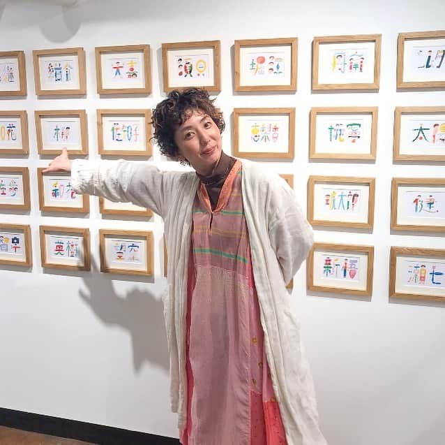 Boojilのインスタグラム：「みなさん🌞こんにちは〜。先週から無事個展がスタートしました🌷　@onlyonename_boojil   連日本当にたくさんのお客様にお越しいただけてとても嬉しいです😊  会いたかった友人に去年以来久々に会えたり、以前名前を描かせていただいたお客様に初めてお会いできたり、、オーダーもたくさんいただき、本当にありがとうございます🌞  こんなご時世だから、直接会ってお話しできる嬉しさをビシビシ身体で感じた週末でした🌞  髪型も期間限定でグルグルにして、フレッシュな気分でお迎えできました〜👍  10年間続けてきた、大切な方のお名前を作品にするこの活動に  「ONLY ONE NAME」と名付けることにしました。  これからは国を問わず世界中でこの活動をしていきたいなと思っています。  もちろん変わらず絵本を描いたり、イラストレーションの仕事は進めつつ。  個展は明日、水曜はお休みです！  次回在廊は11月21.22.23日12:30-18:00までおります💕  11月24日まで @nijigaro で開催しています❣️  #ONLYONENAME #Boojil #吉祥寺散歩  #吉祥寺　#井の頭公園  #名前　#命名　#0歳 #1歳　#2歳　#3歳 #赤ちゃん　#ギャラリー巡り  #オーダーメイド」