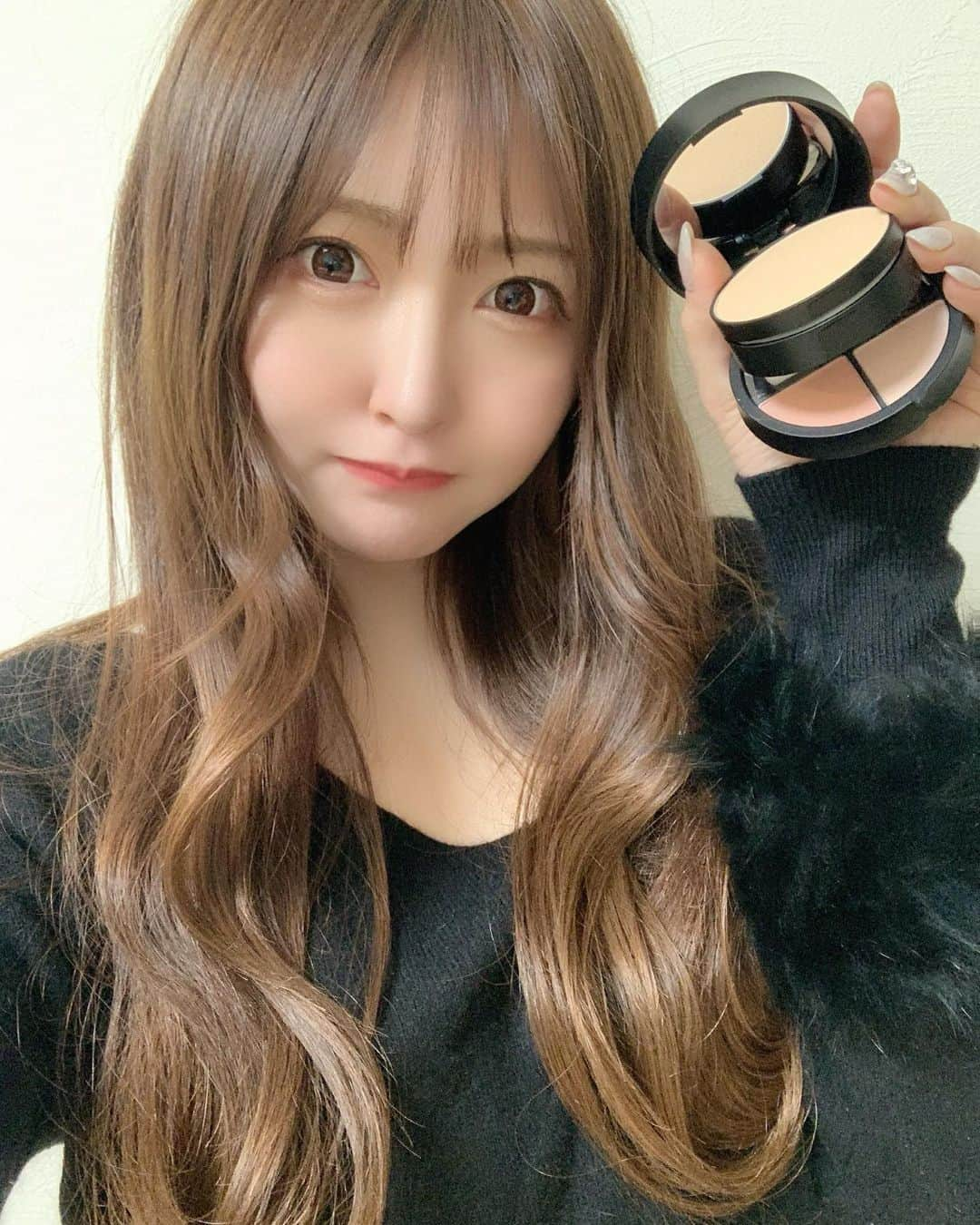 RINKAさんのインスタグラム写真 - (RINKAInstagram)「. 今日はこの3つを使ってメイクしたよ👼🏻♥️ . 下地はしっかりカバー力があって軽くてふわっとしてるファンデーション🐕♥️ . パウダーファンデって苦手で ずっと使ってなかったけどこれはお肌いい感じです。 . コンパクトなのにチークとハイライト ついてて持ち運びに便利だね👼🏻🍑♥️  ポップアップストアが 札幌大丸3階で今日までやってるよ💄  #ブリリアージュ #メイク好きさんと繋がりたい  #briiiiage#嶋田ちあき#メイクアップベース #グローステージ#美容#美肌#美白 #化粧下地#大人女子#大人可愛い #美容好きな人と繋がりたい #可愛い」11月17日 13時40分 - rinka.716