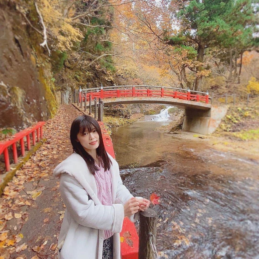 シュアン（施鈺萱）さんのインスタグラム写真 - (シュアン（施鈺萱）Instagram)「・ （中日併記） ・ #銀山溫泉﻿ ﻿ 這次跟大家介紹日本東北山形縣！﻿🤩 山形縣銀山溫泉！﻿ 因為一家溫泉飯店前有一座紅橋﻿ 被說是《神隱少女》湯屋的參考地，﻿ 也是日劇《阿信》的日劇拍攝地，﻿ 保留日本大正時代的美，﻿ 秋天的紅葉真的太美了🥰🥰 ﻿ 溫泉街的豆腐熱騰騰的也超好吃﻿ 可以邊欣賞河川邊泡足湯，﻿ 跟雪景的銀山溫泉又是不同的氛圍。﻿ ﻿ ﻿ #最上川﻿ 最上川是日本一條流經山形縣的一級河川， 是日本三大急流之一。﻿ 雖然當天很冷，而且還下著雨，﻿ 但是遊川的舟竟然有屋頂還有暖氣！﻿😍 ﻿ 沿途欣賞紅葉美景🍁 時不時還有緊張刺激的急流，﻿ 更有趣的是遊川的途中沒有任何一座橋，﻿ 原因是另一頭不適合住人，所以沒有橋，﻿ 也可以買小紙人，在河川上流掉自己不好的運氣，﻿ ﻿ 最後，更驚艷的是﻿ 導覽的歐吉桑竟然唱起來「中文版」的舟歌，﻿ 還很標準！﻿ 原來會依照不同國家，還有不同語言，﻿ 聽起來好感動...﻿ 大家有機會可以來玩~~~﻿ 懂日文的朋友，他們的導覽也相當有趣喔！💕💕 ﻿ 接下來還有山形各式景點介紹，﻿ 敬請期待♪☺️☺️  —————————﻿ ﻿ ﻿ #銀山溫泉﻿ ﻿ 今回は山形県を紹介したいと思います！﻿ 銀山温泉♨️﻿ 《千と千尋》の油屋のモデルと言われた場所です！﻿ 《おしん》ドラマの撮影地で﻿ 大正時代の美しさと紅葉🍁﻿ 本当にいい場所🥰﻿ ﻿ 温泉街の豆腐屋の熱々豆腐🎵すごく美味しい！﻿ 川をみながら食べて足湯しながらも♨️﻿ 雪景色の銀山温泉も今度見に来たいな🥰﻿ ﻿ ﻿ #最上川﻿ 山形県の川🎵﻿ 当日は寒かったし、雨を降ってたけど﻿ なんと！船は暖房ついてる！！屋根もある🎵﻿ ﻿ 紅葉もすごく美しいし﻿ 時々急流もあってすごく楽しかった🥰﻿ 面白いのは途中に橋がなかった﻿ 理由は向こう側が住む人いなかったからと﻿ 紙の人を買って、悪い運を流しましたよ🎵﻿ ﻿ 最後、一番びっくりしたのは﻿ ガイドさんが中国語の舟歌を歌った！！﻿ 結構発音がよくて、﻿ 感動しました。﻿ 他の言語もあって、本当に素晴らしいと思います☺️﻿ ﻿ これからもいろんな山形のスポットを紹介するから、お楽しみー！🎵  #山形 #日本旅遊 #山形観光 #日本東北 #日本美景 #日本好玩 #日本景點 #施鈺萱 #台灣人遊日本 #神隱少女場景 #神隱少女 #阿信 #日劇場景」11月17日 13時43分 - ts_hsuan